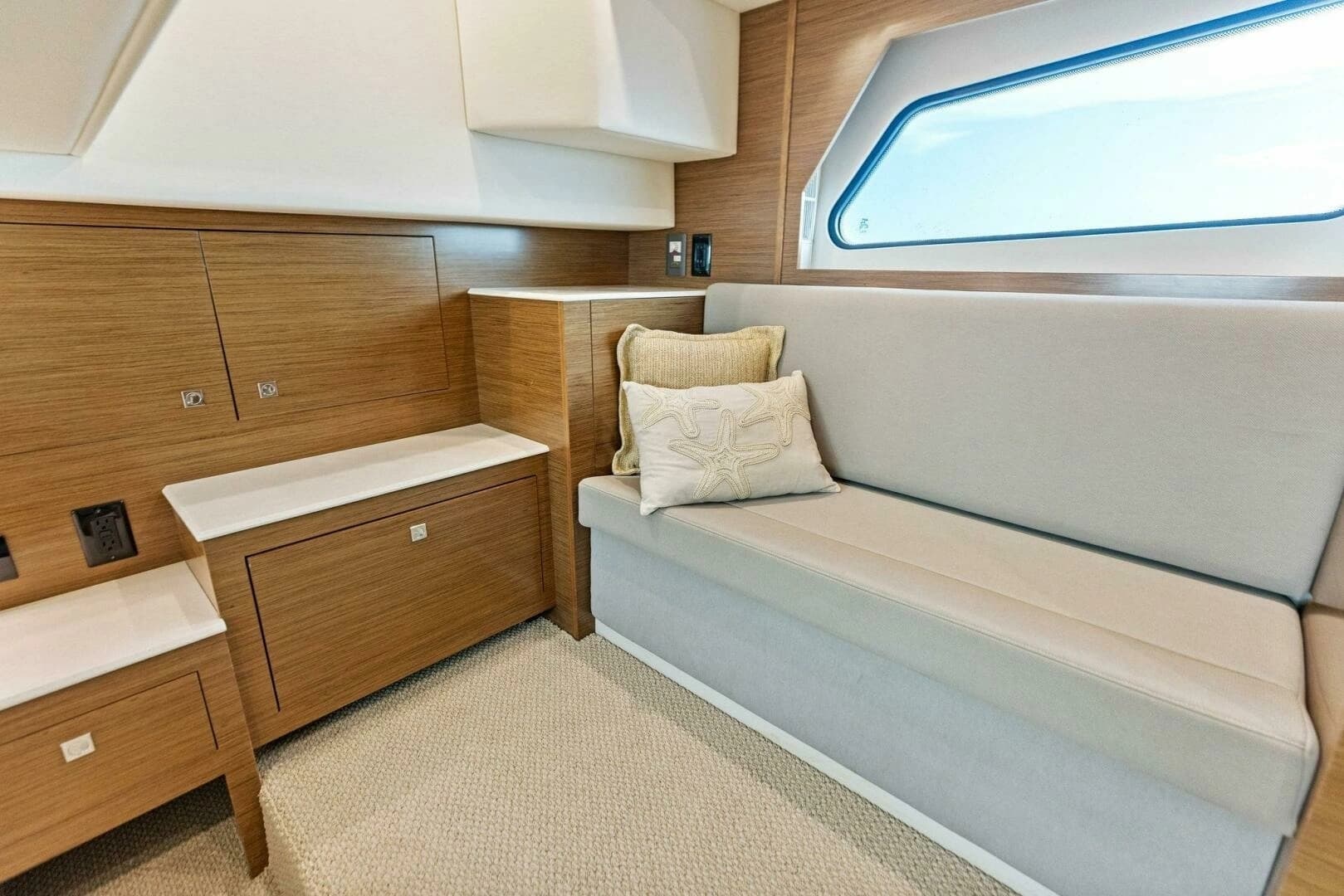 2015 Cruisers Yachts 390 Express Coupe - Image 32