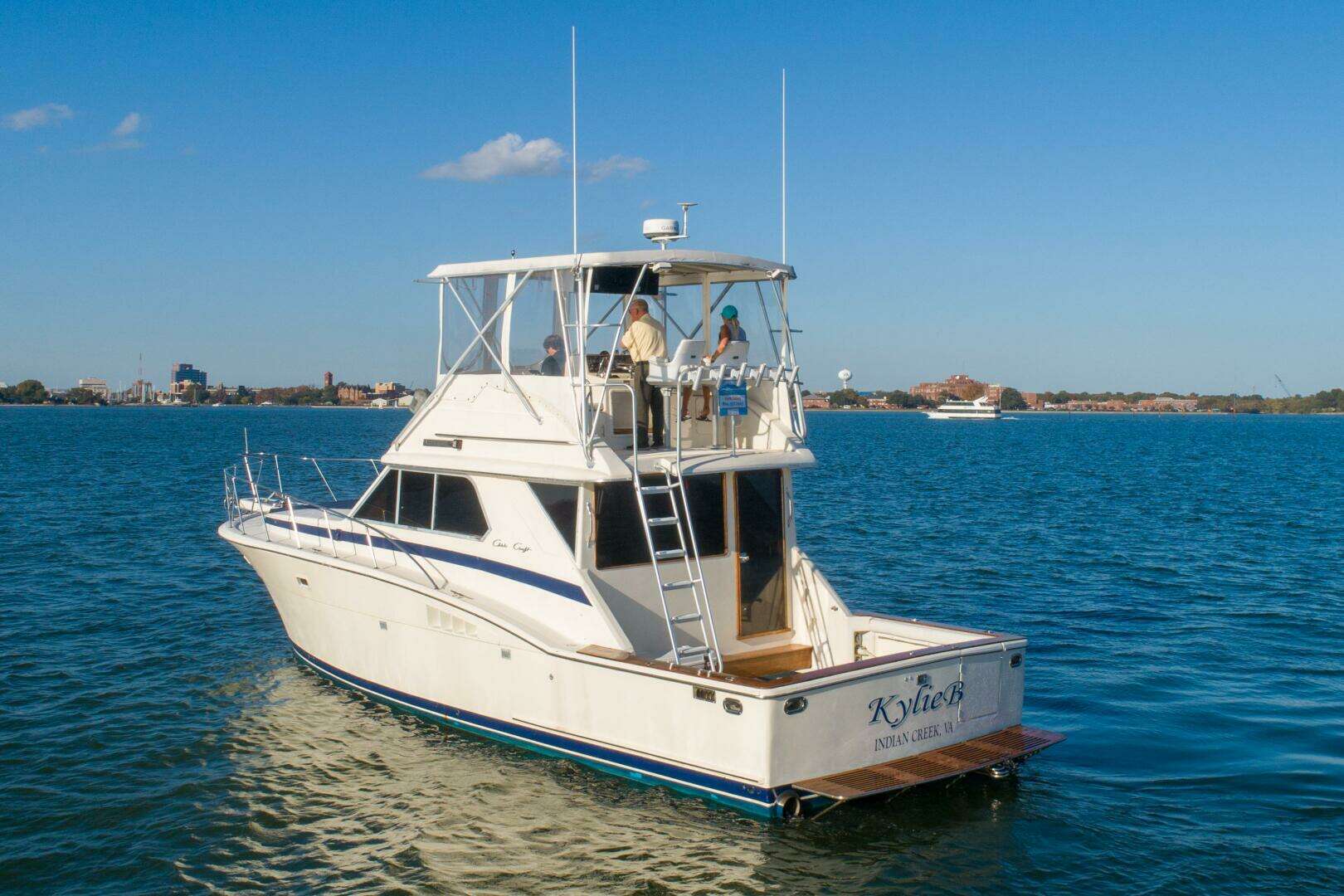 1986 Chris-Craft Commander 422 - Image 3