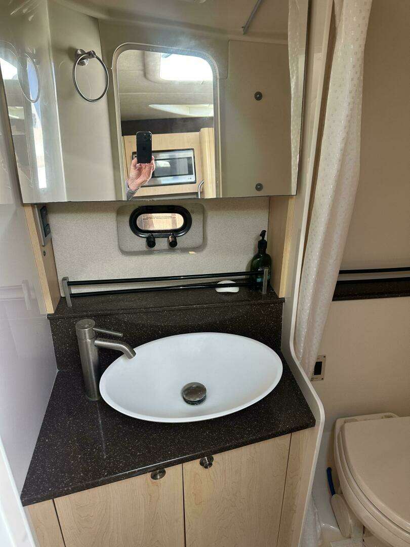 2013 Sea Ray 370 Venture - Image 10