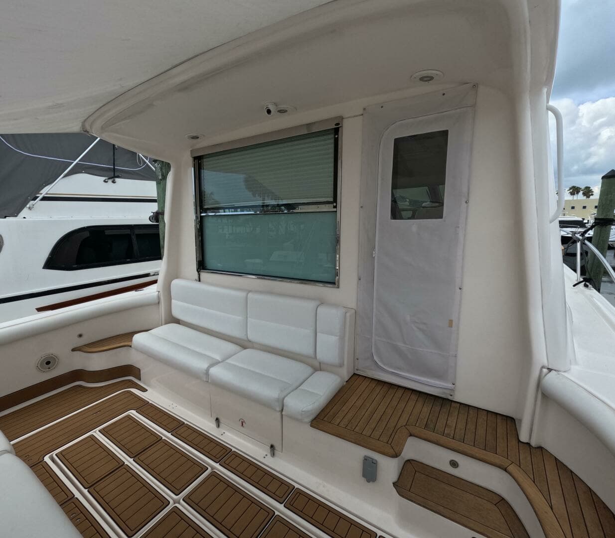 2004 Tiara Sport 5200 Sovran Salon - Image 4