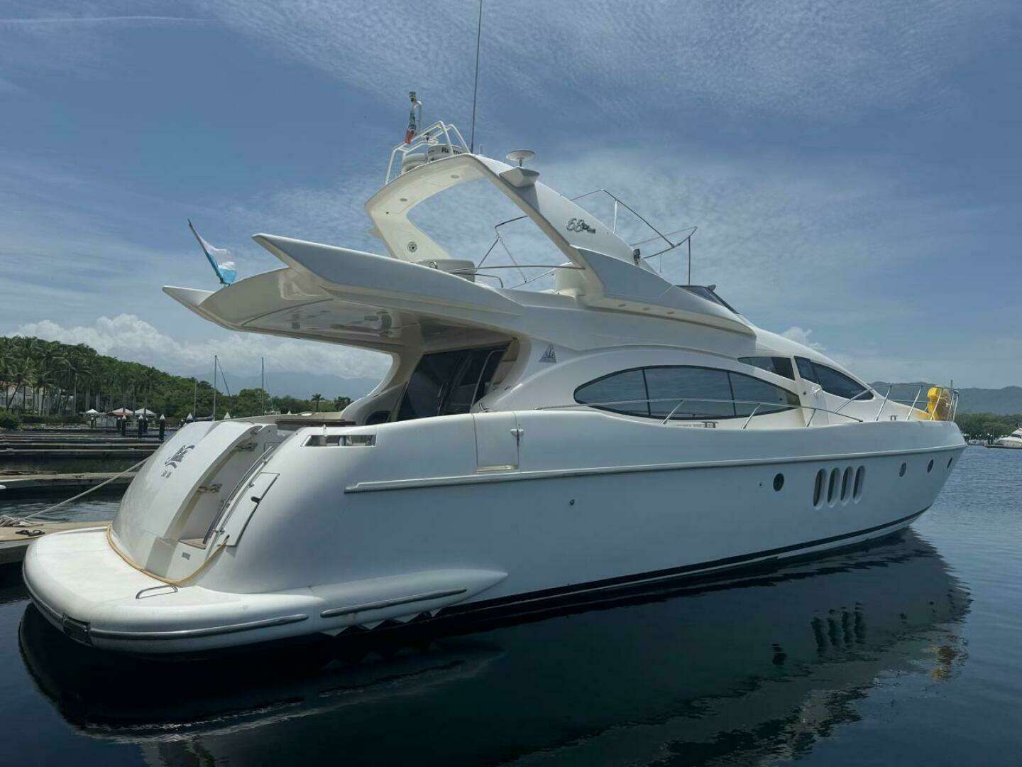 2001 Azimut 68 Plus - Image 2