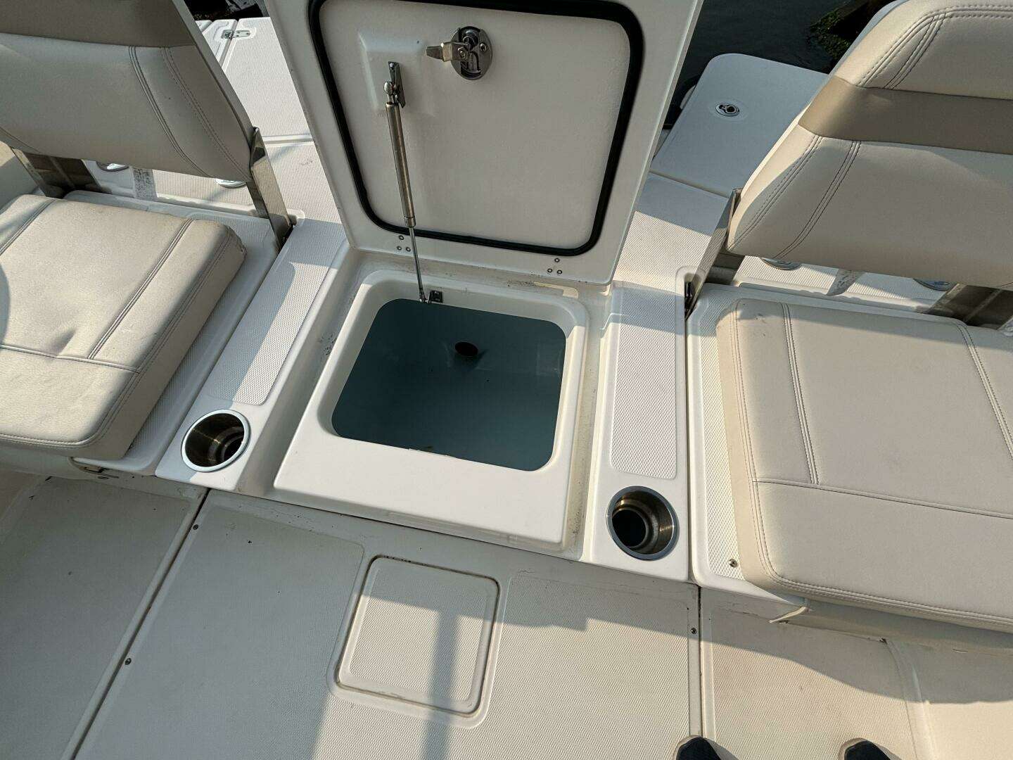 2023 Boston Whaler 250 Dauntless - Image 8