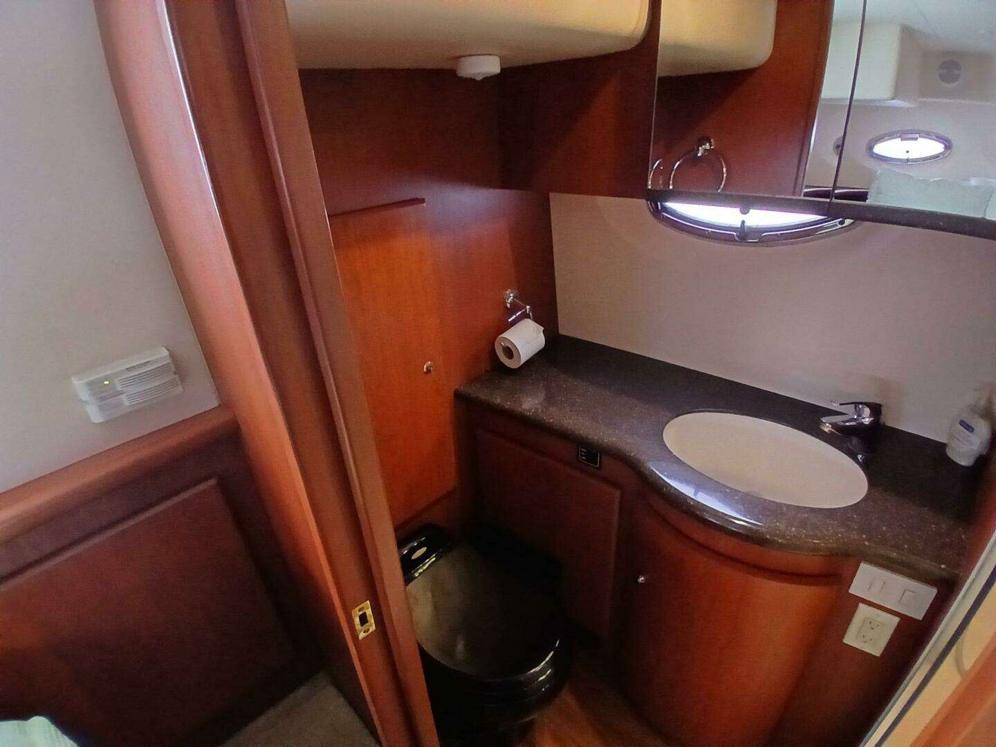 2006 Silverton 35 Motor Yacht - Image 23