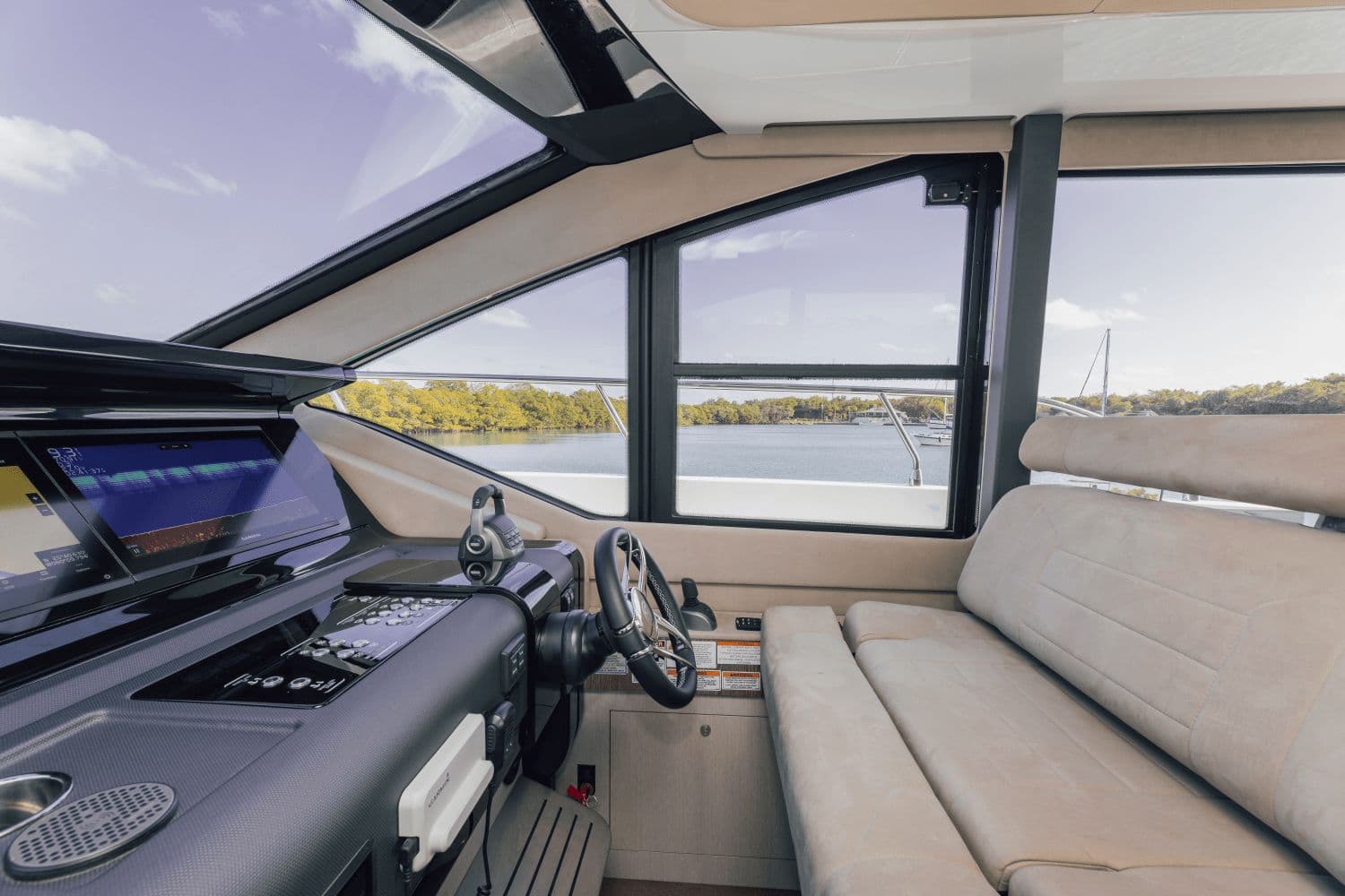 2026 Cruisers Yachts 57 Fly - 67