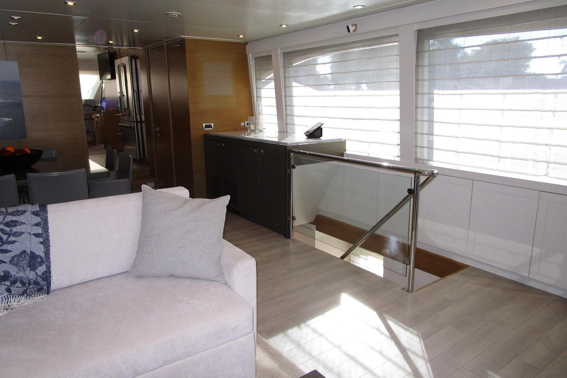 Salon to starboard