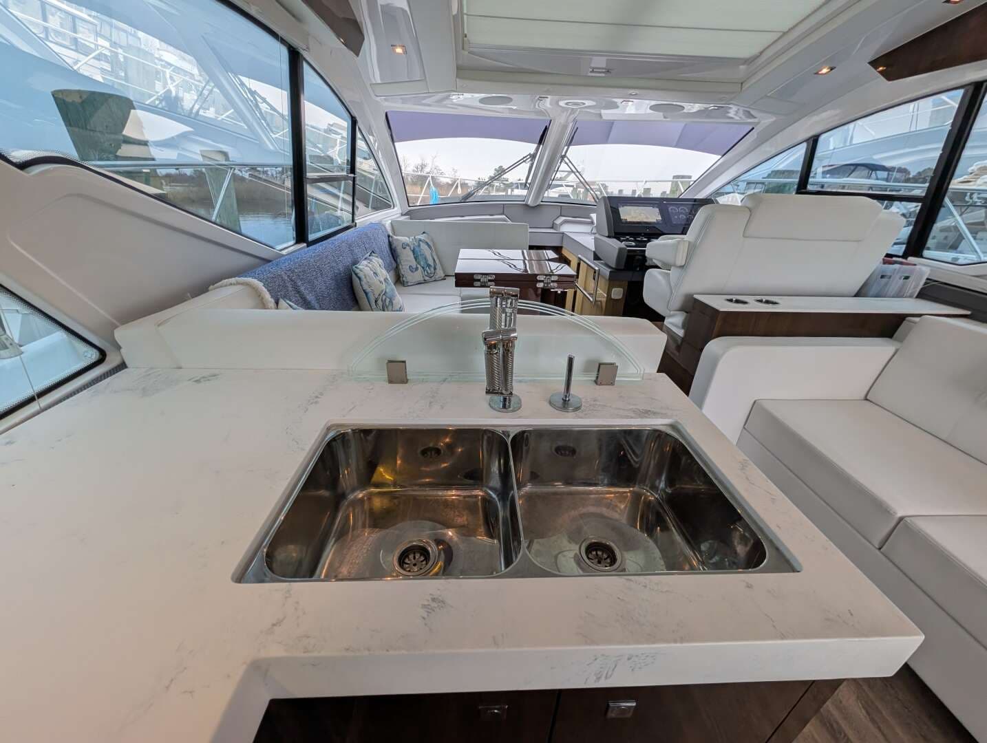2022 Cruisers Yachts 54 Cantius - Image 14