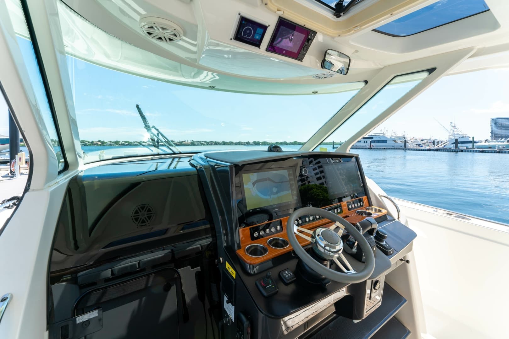 2020 Tiara Yachts 38 LS - Image 16
