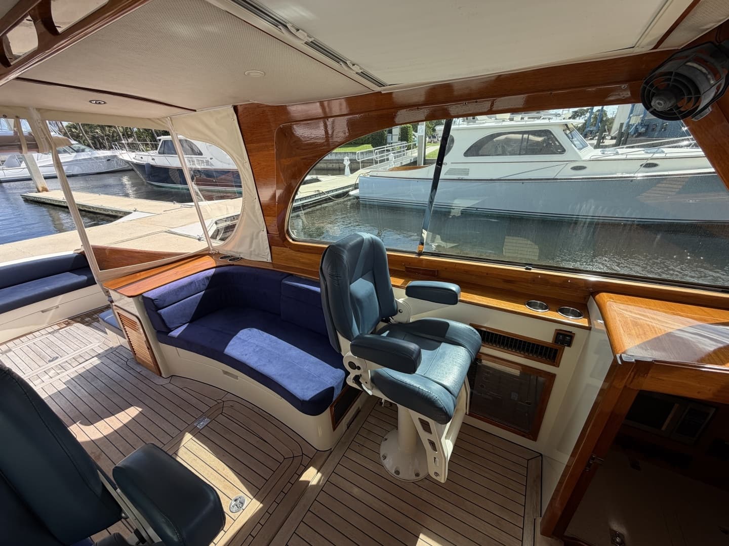 2009 Hinckley Picnic Boat 37 MKIII - Image 28