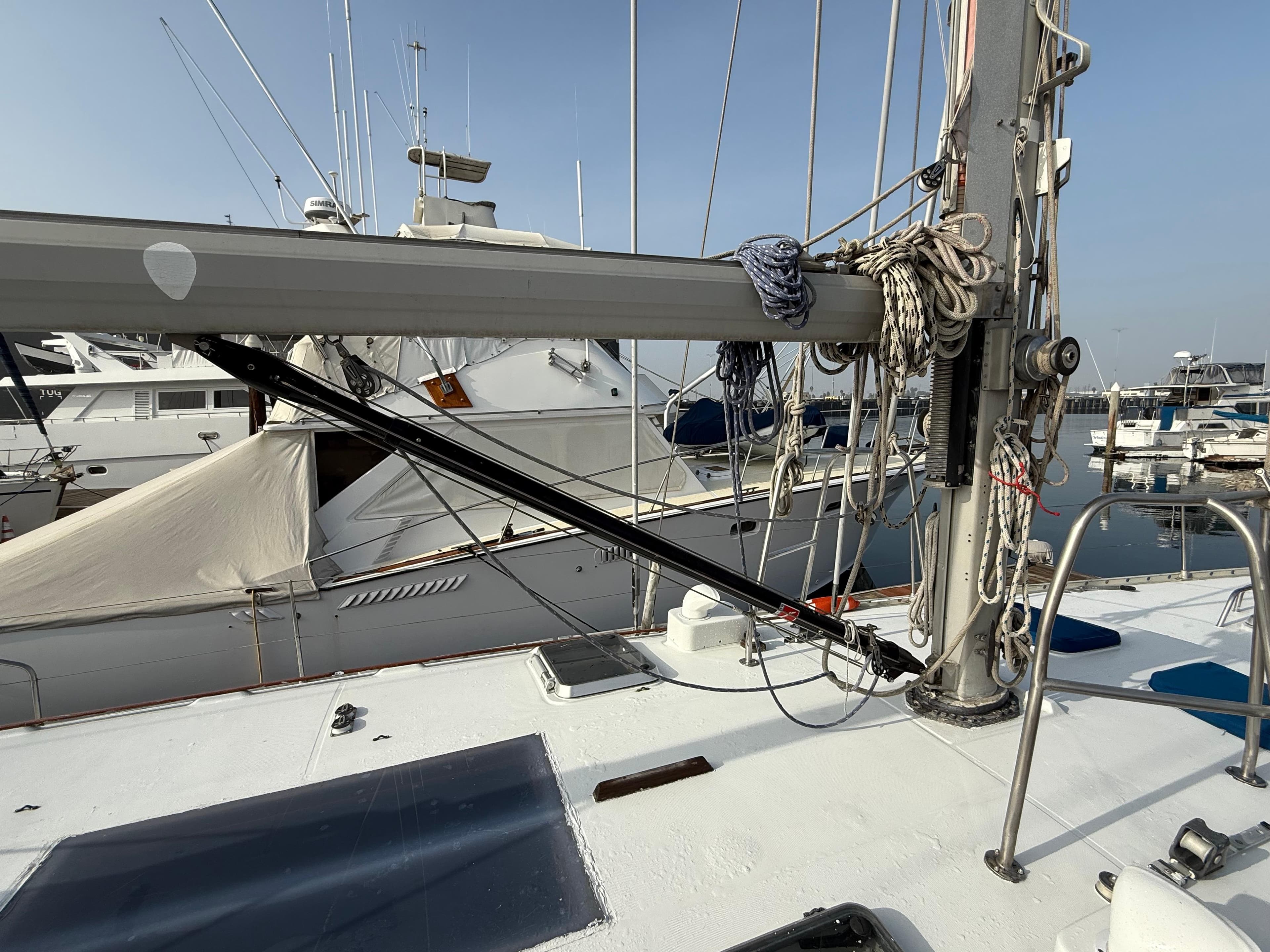 1986 Beneteau Idylle 15.50 sailboat deck with rigging in marina setting.