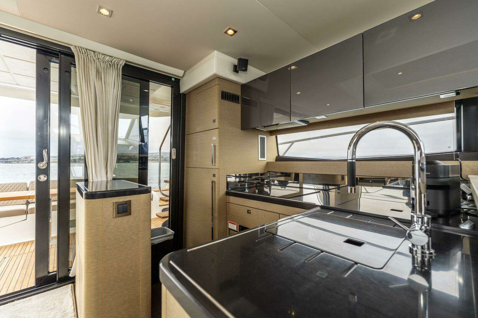 2018 Prestige 560 - Image 6
