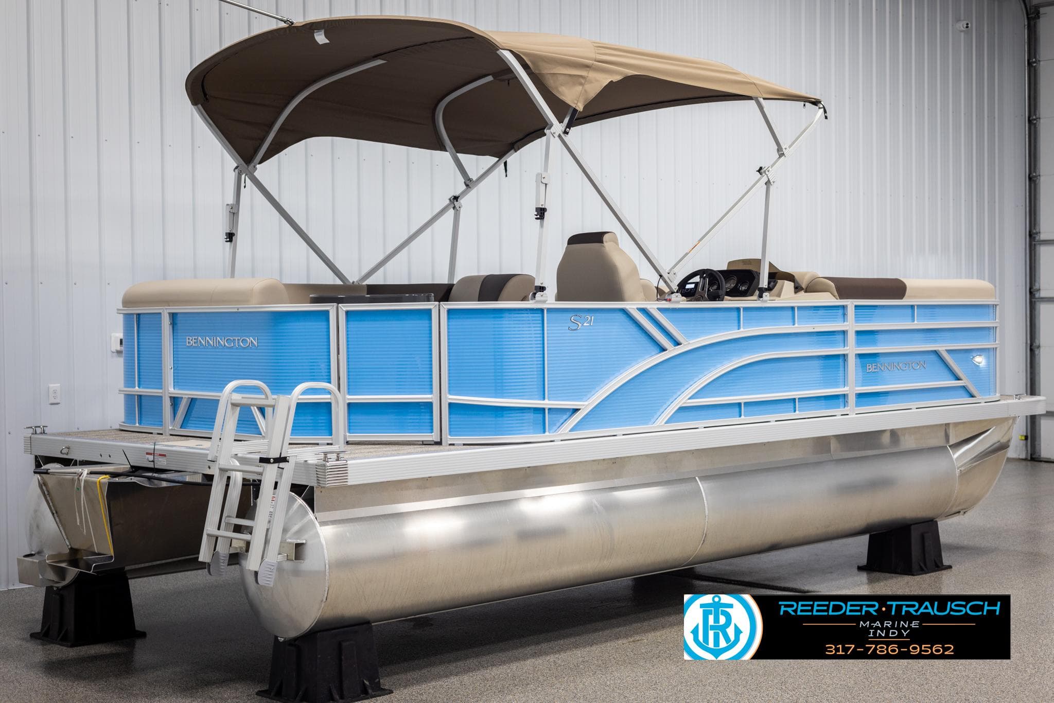 Bennington 20 SL 2025 pontoon boat in a showroom.