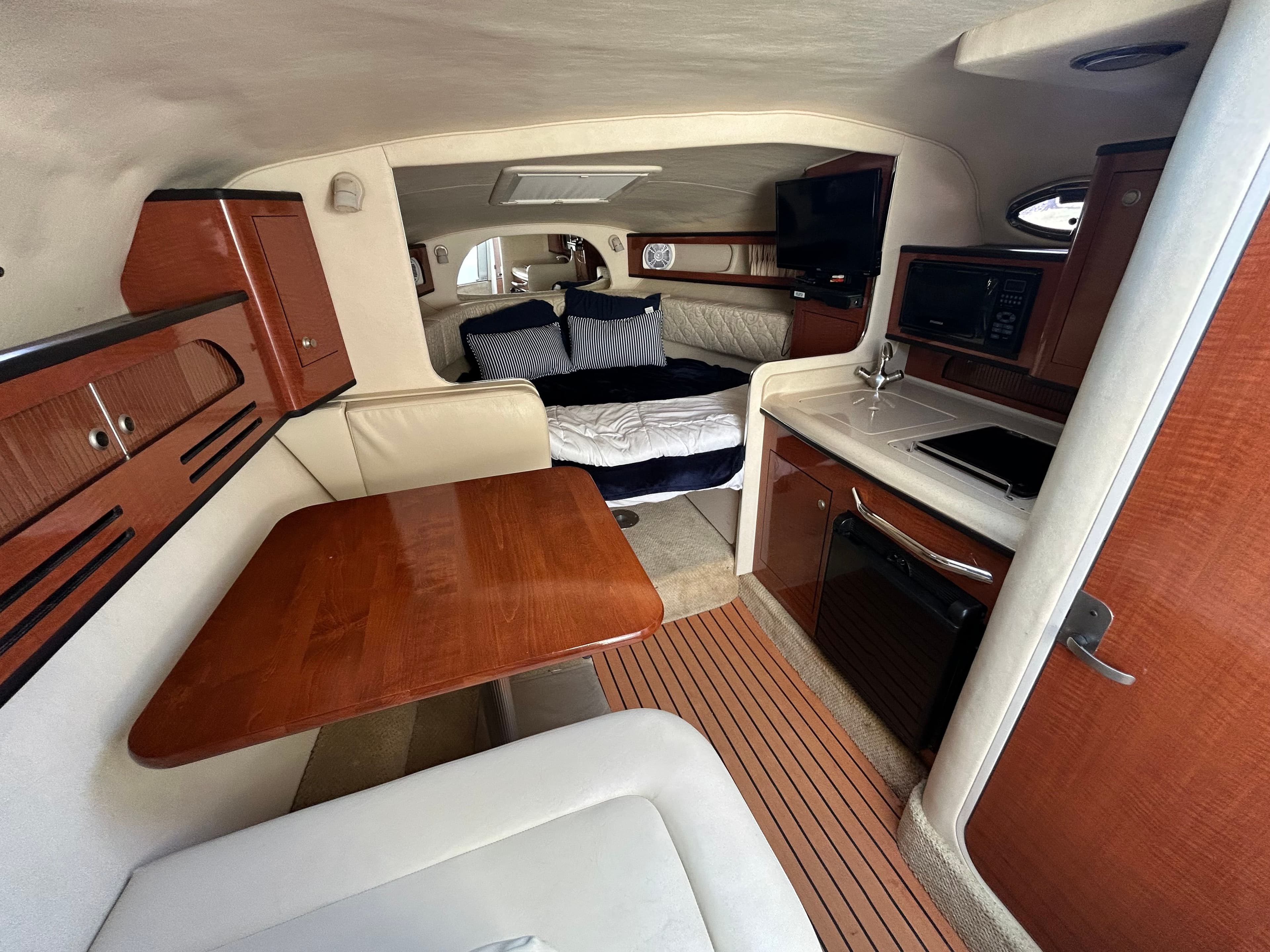 Interior of 2005 Sea Ray Sundancer 280 yacht.