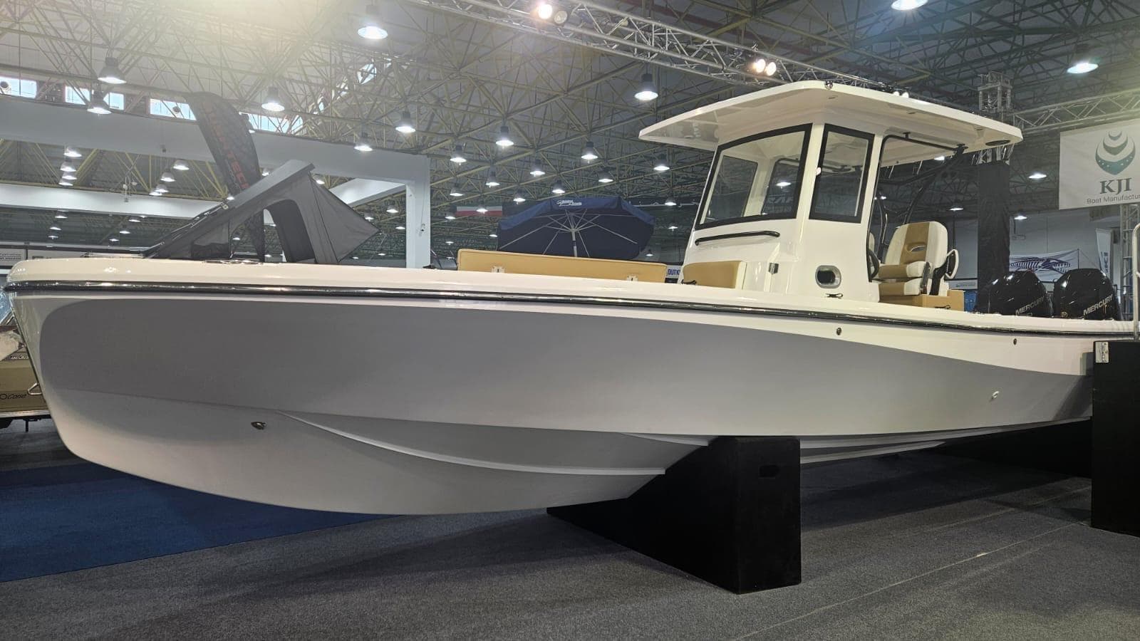 2024 Center Console ARROW 320 boat displayed at an indoor exhibition.