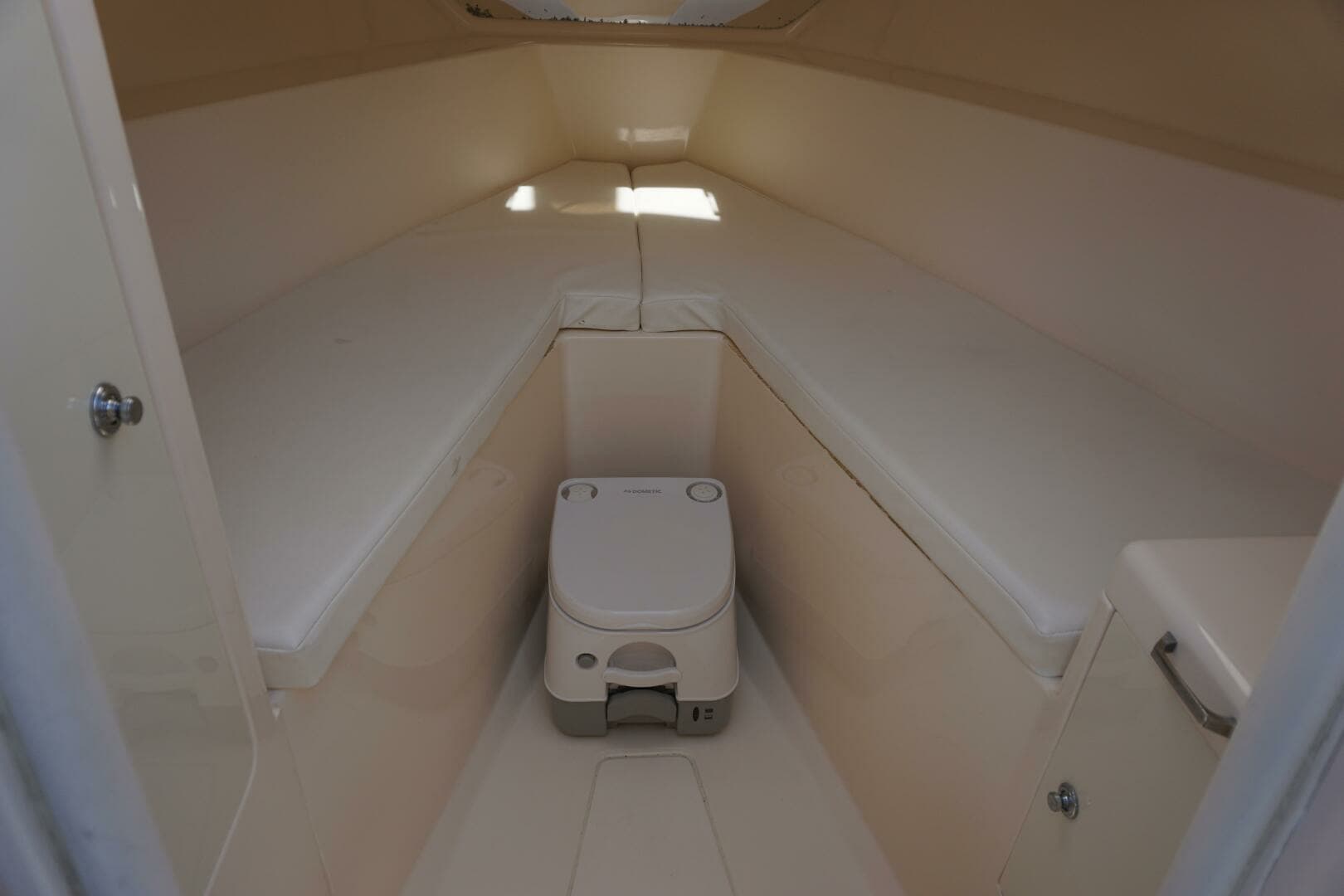 2008 Intrepid 323 - Image 19