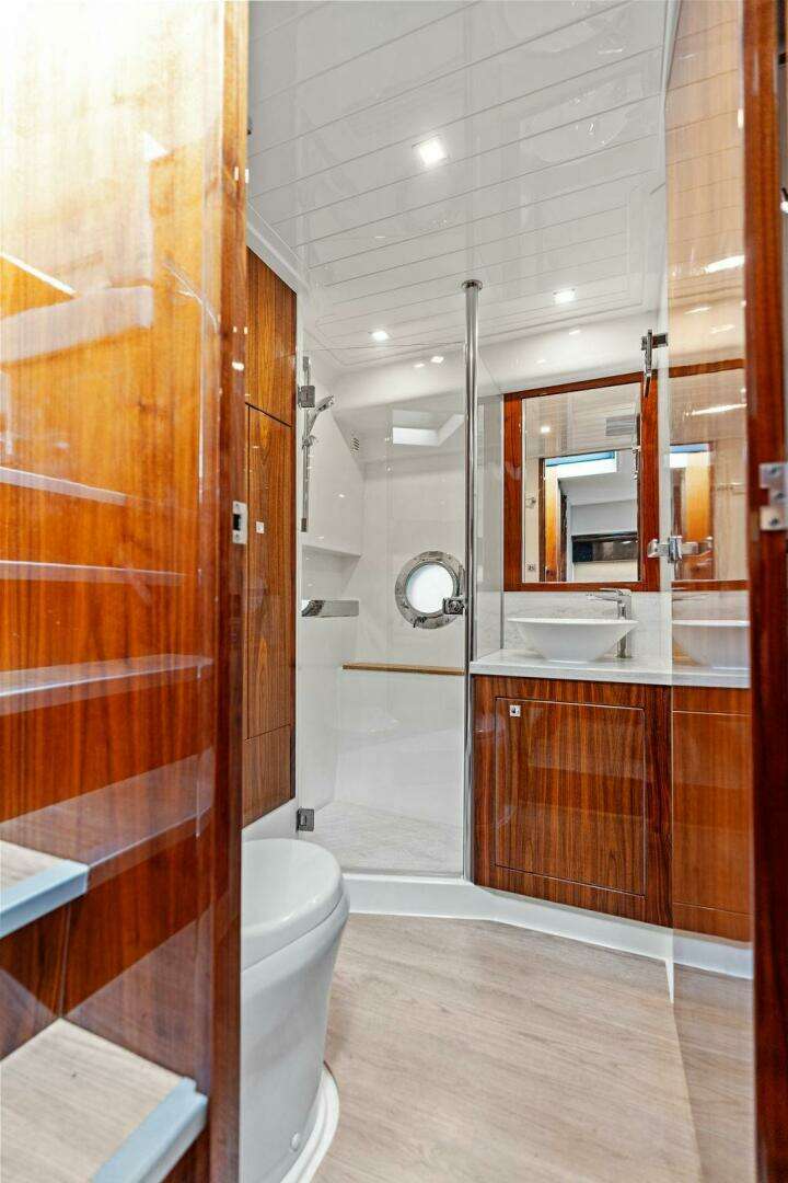 2018 Riviera 4800 Sport Yacht - Image 23