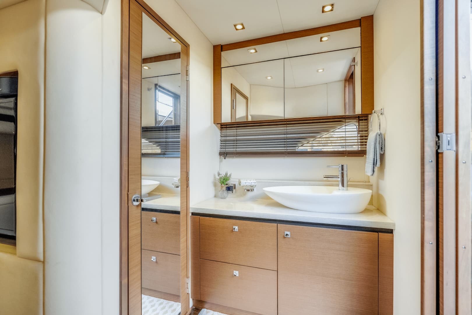 2013 Sea Ray 510 SUNDANCER - Image 36