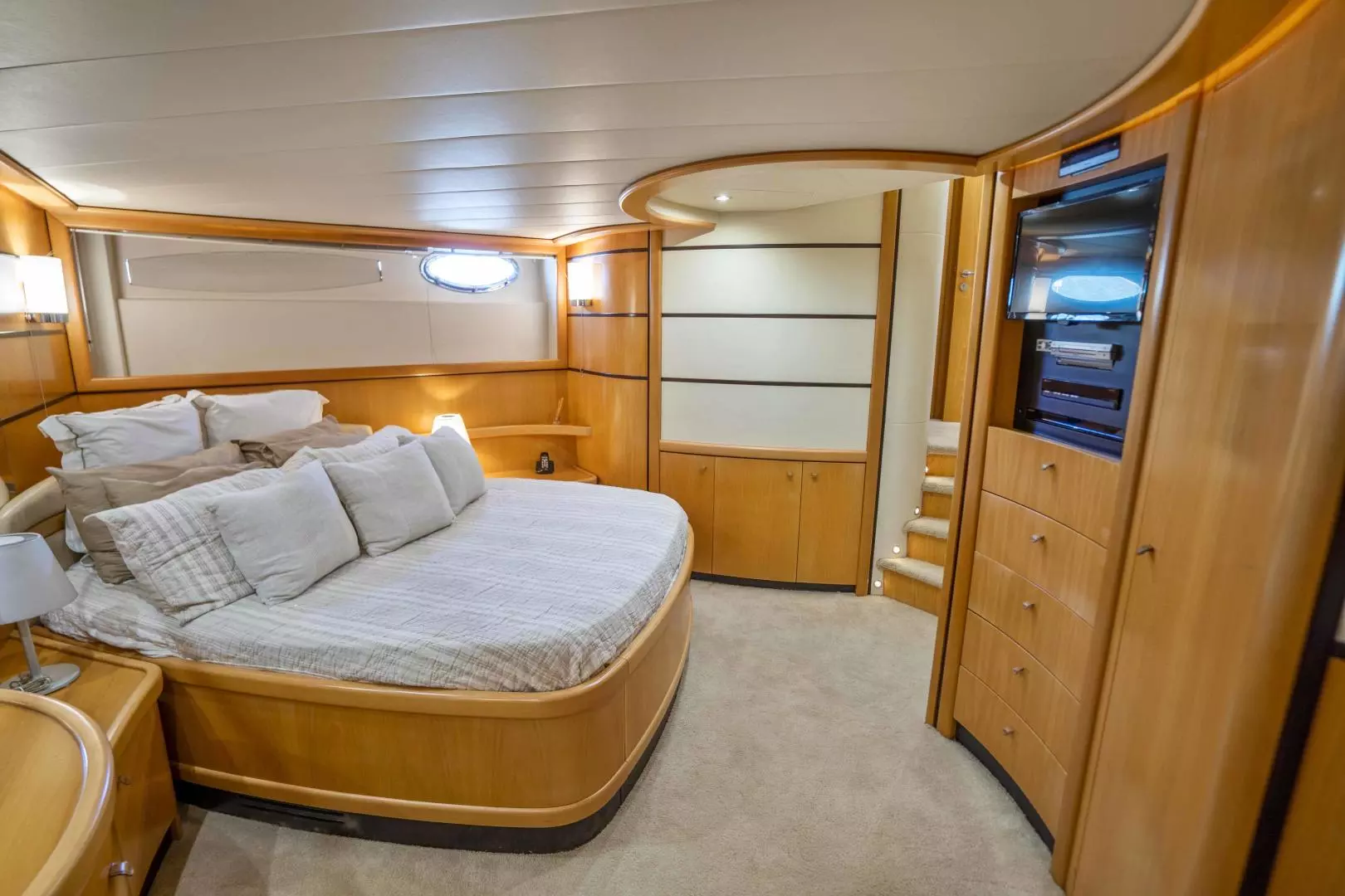 2005 Pershing 76 Motor Yacht - Image 18