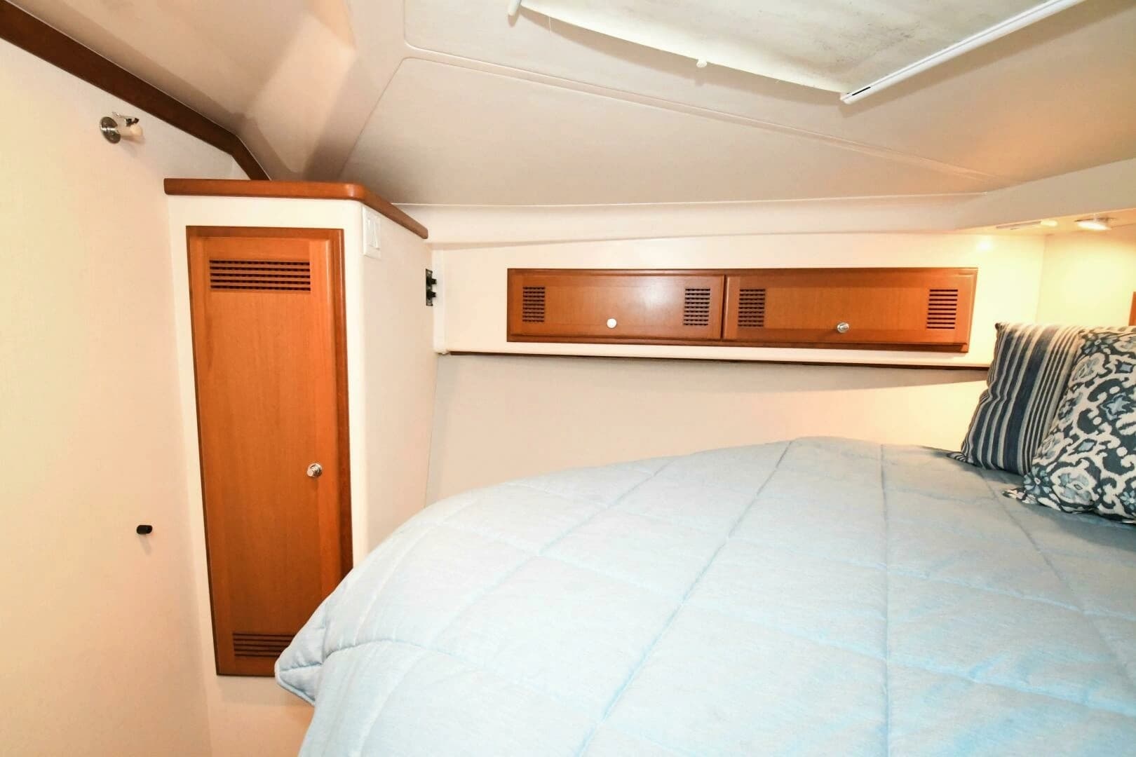 2001 Cabo 35 Flybridge - Image 12