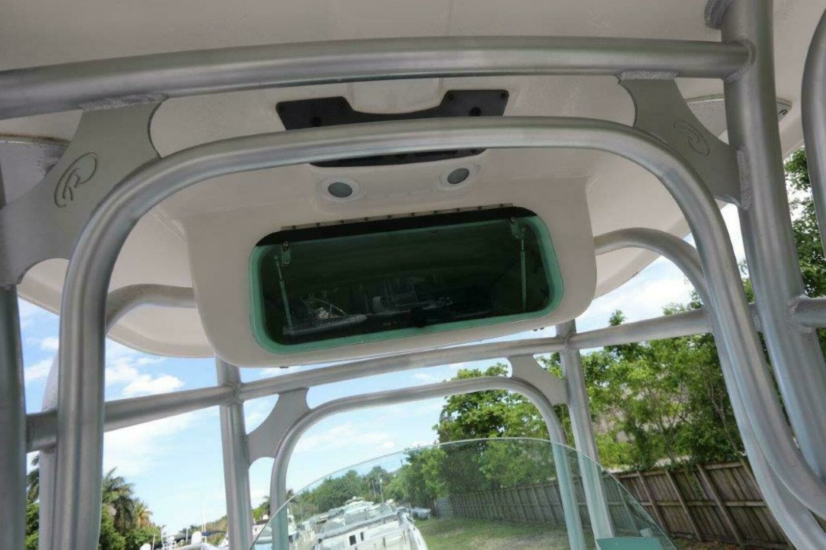 2017 Robalo R260 Center Console - Image 27