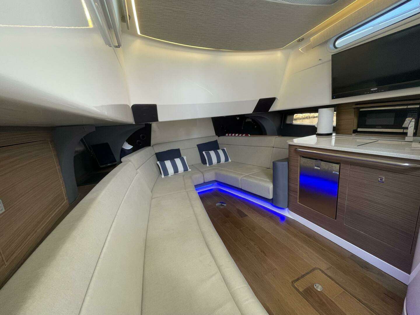 2017 Boston Whaler Outrage - Image 12