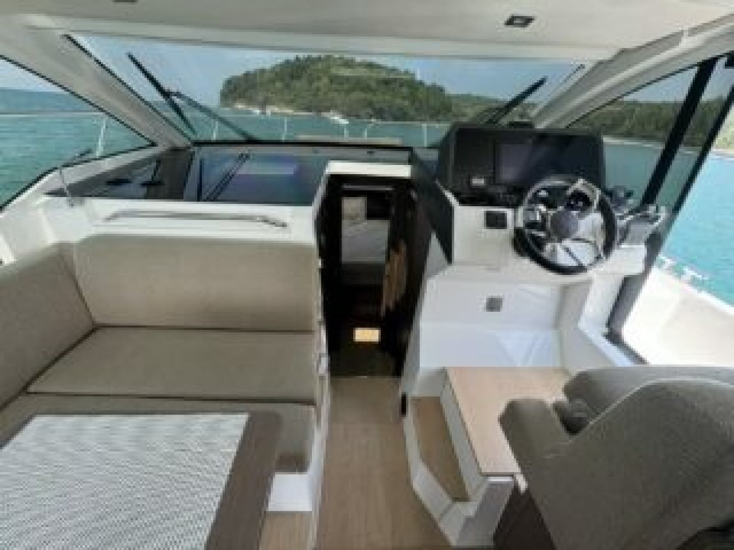 2023 Sealine SC335 - Image 10