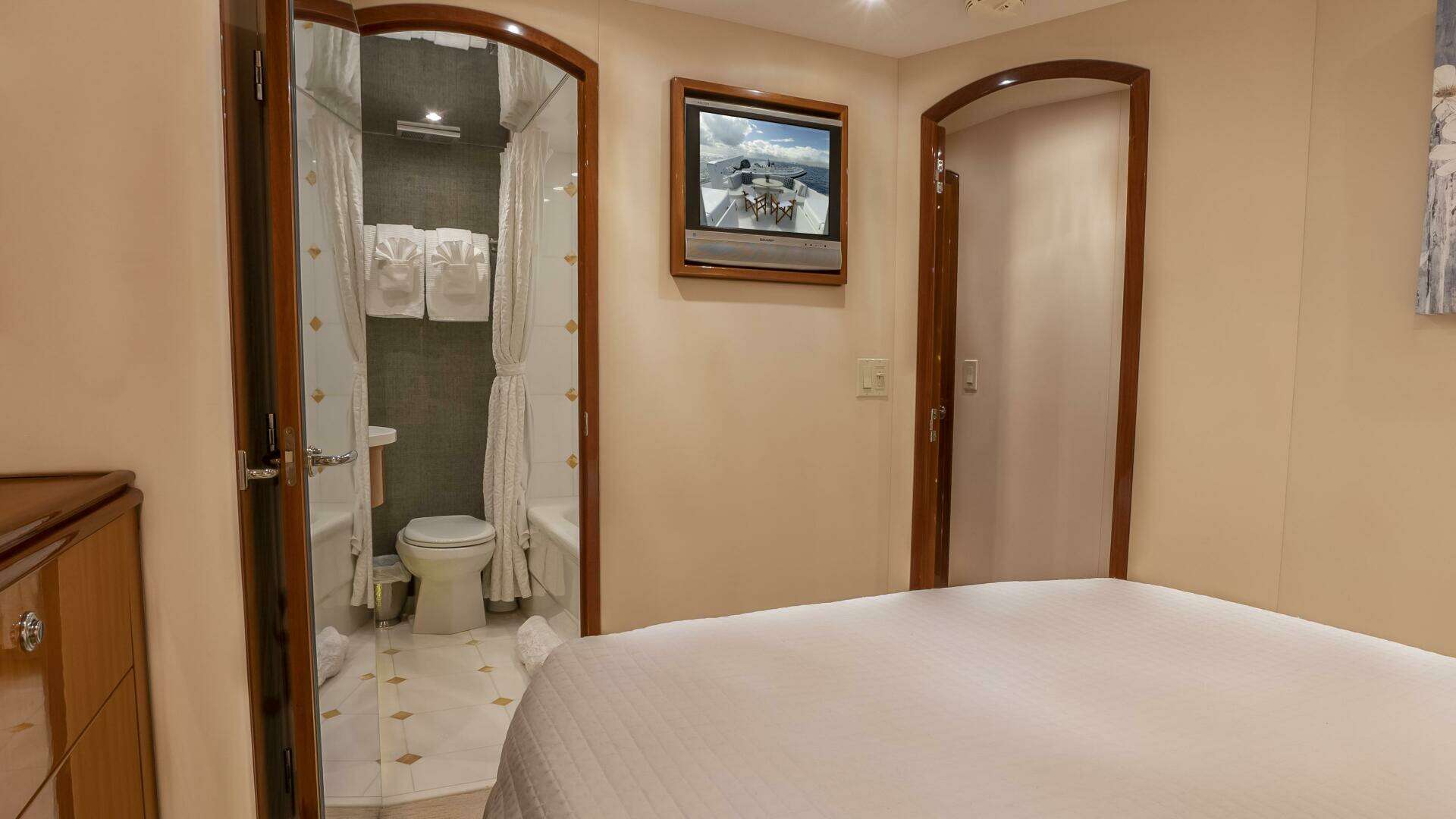 2007 Hatteras 80 - Image 54