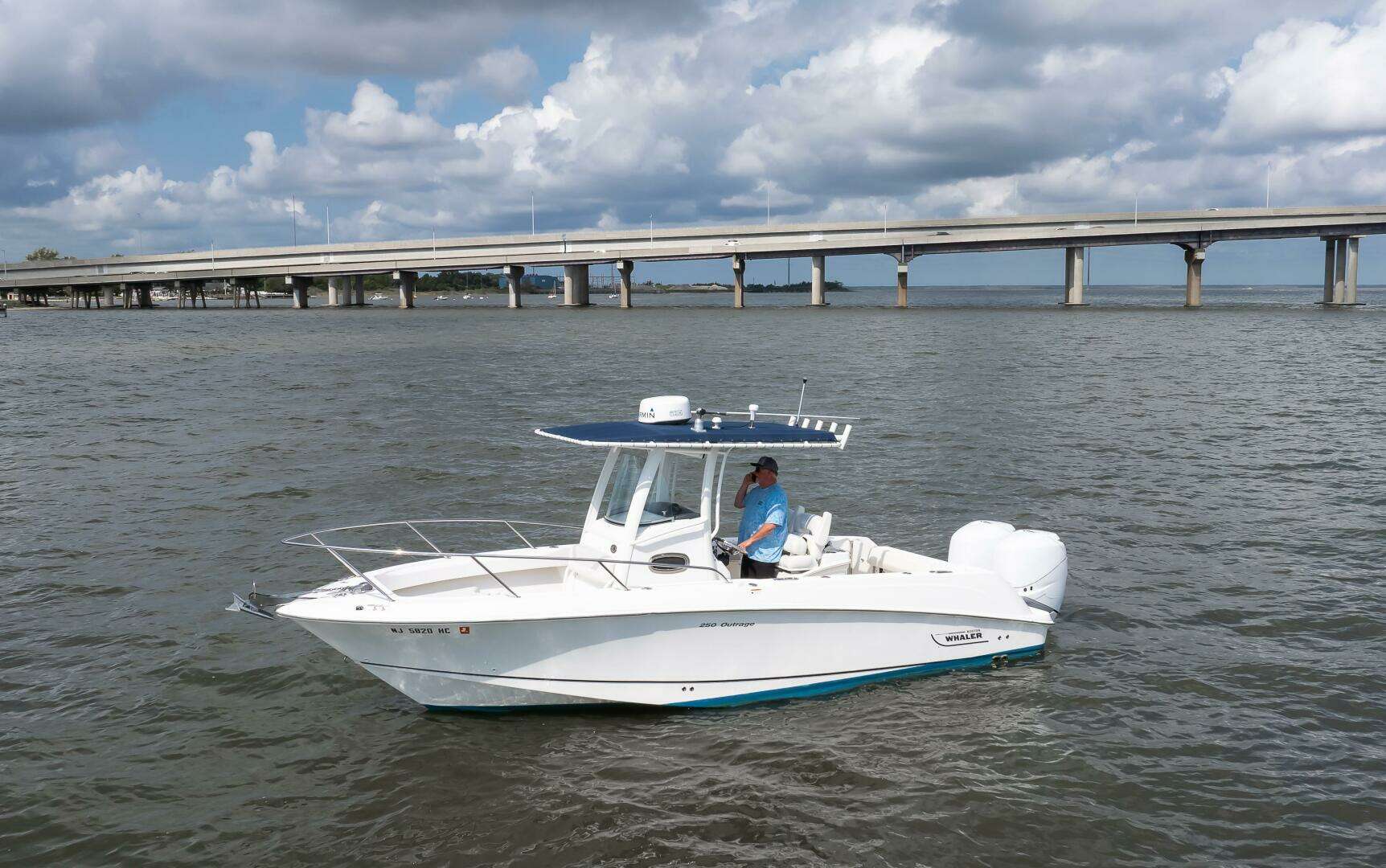 2010 Boston Whaler 250 Outrage - Image 2