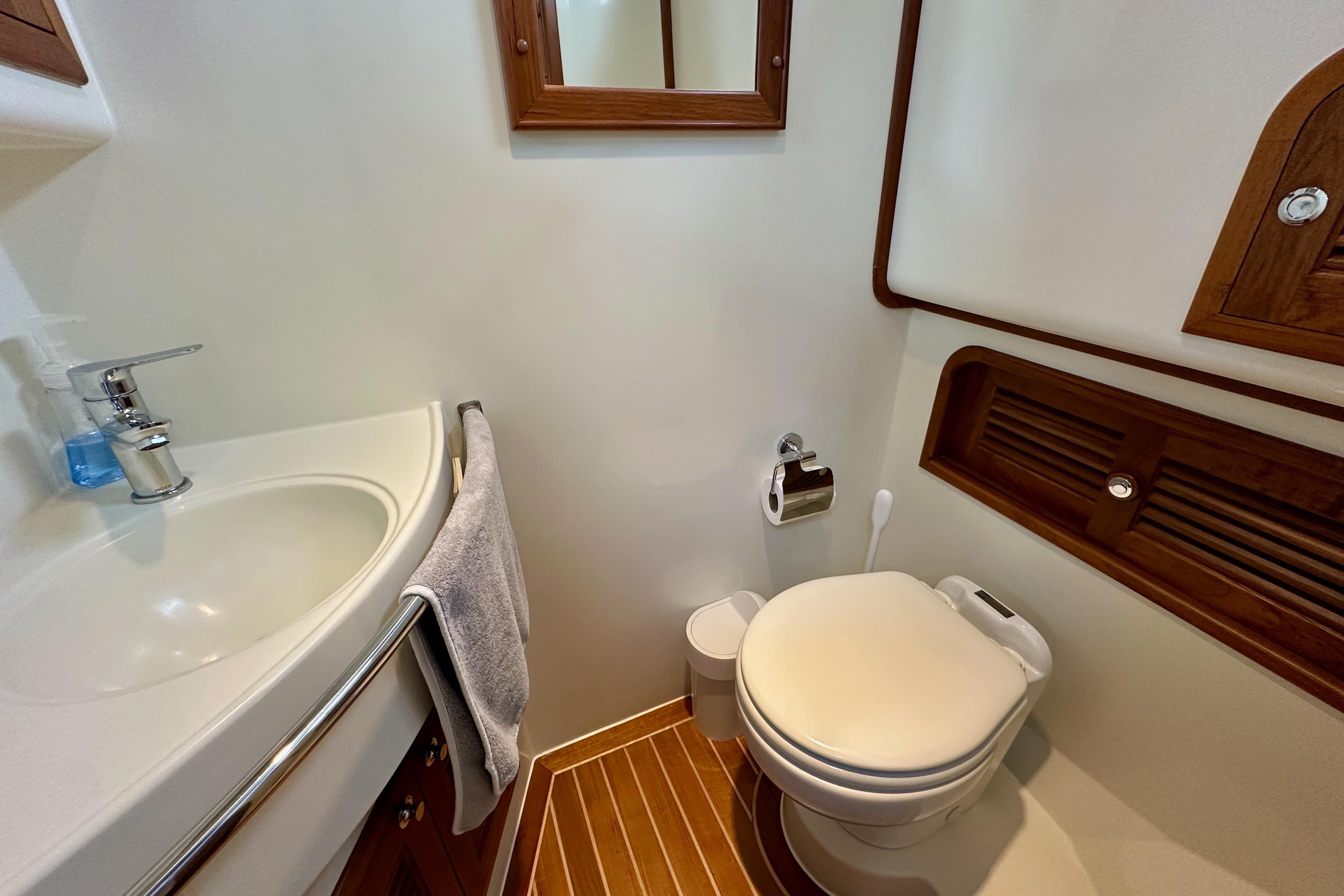 2024 Helmsman 38E - Owner's Suite Head