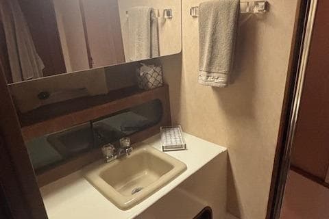 1990 Bayliner 3888 bathroom with sink, mirror, and towel rack.