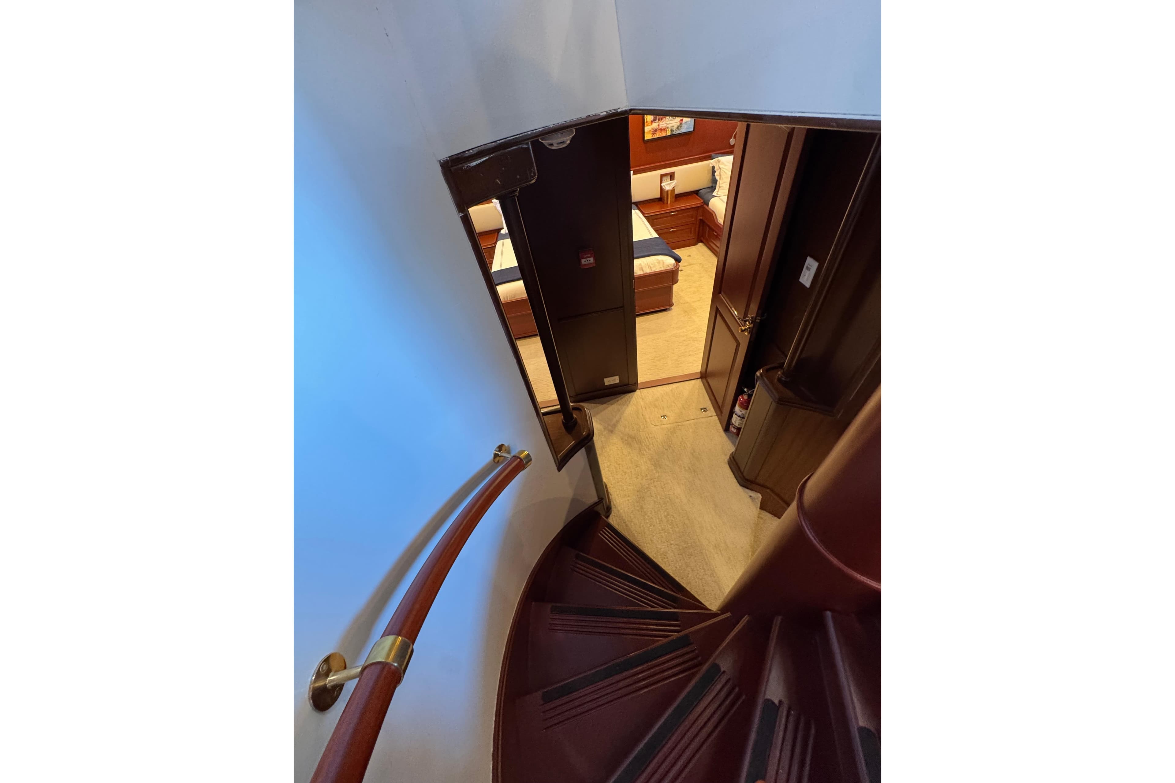 Spiral staircase leading to a cozy bedroom in a 2001 Doogersbank Vipack.