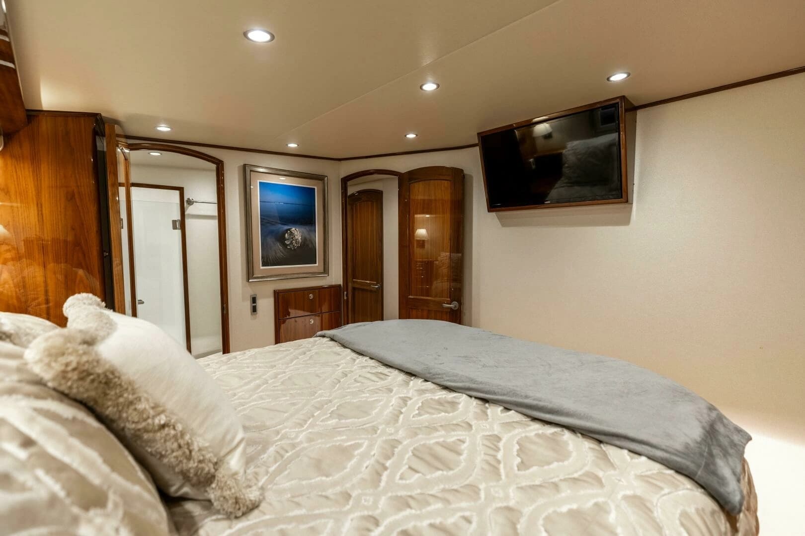 2020 Viking 62 Convertible - Image 17