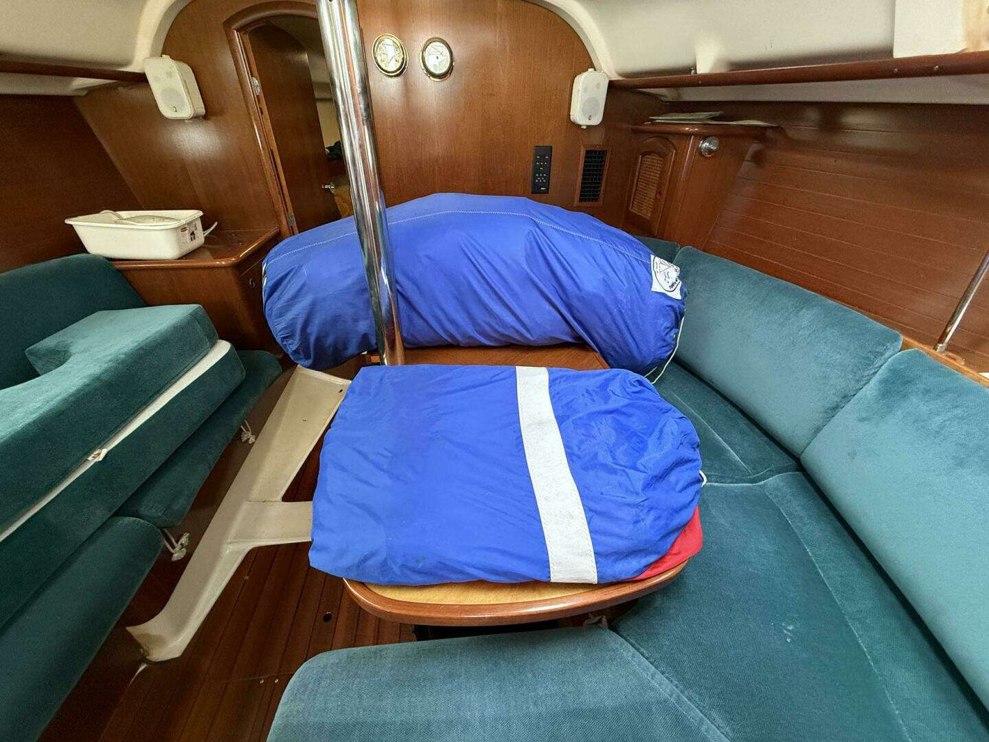 1998 Beneteau OCEANIS 352 - Image 41
