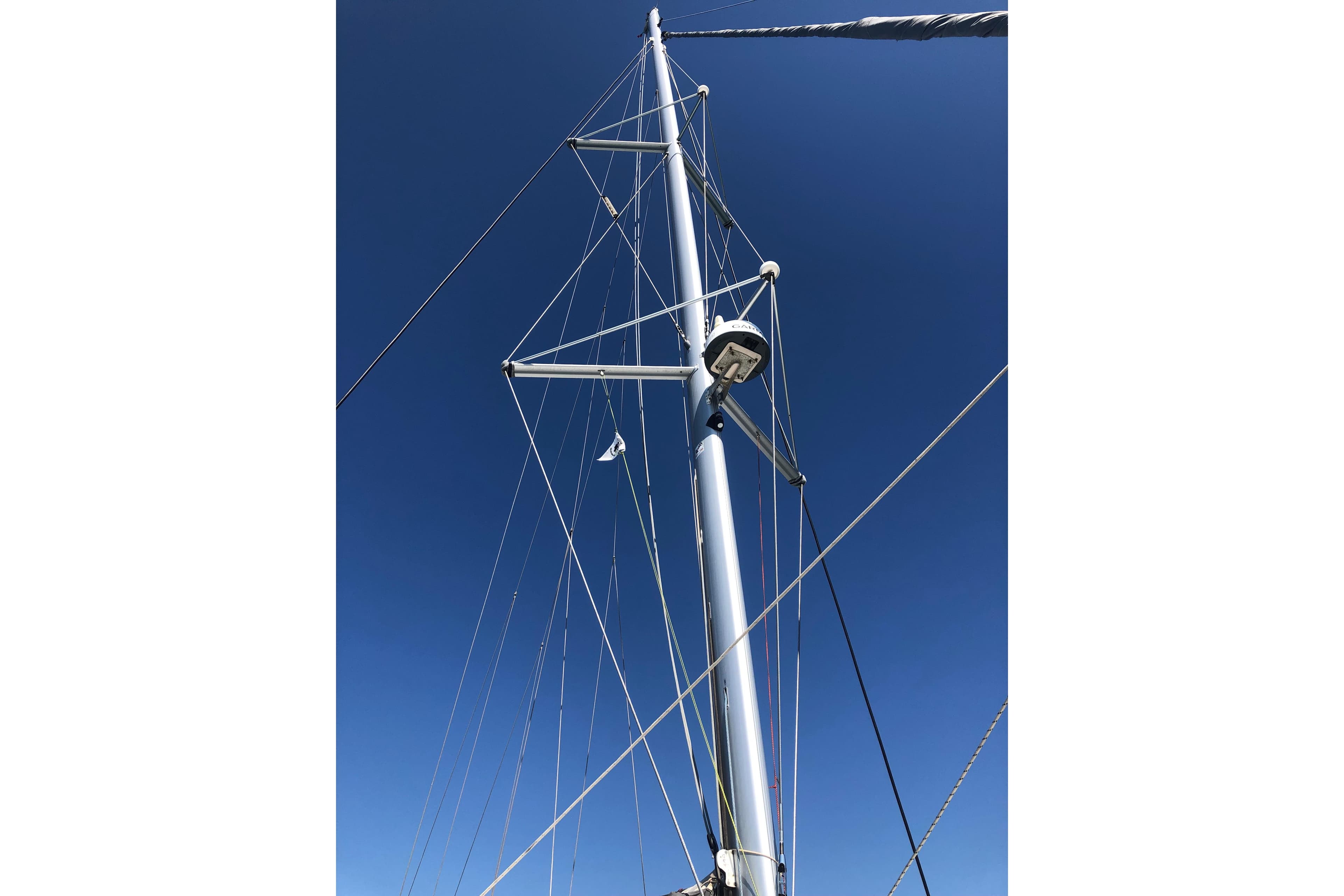 Mast of 2009 Fountaine Pajot Salina 48 catamaran against clear blue sky.