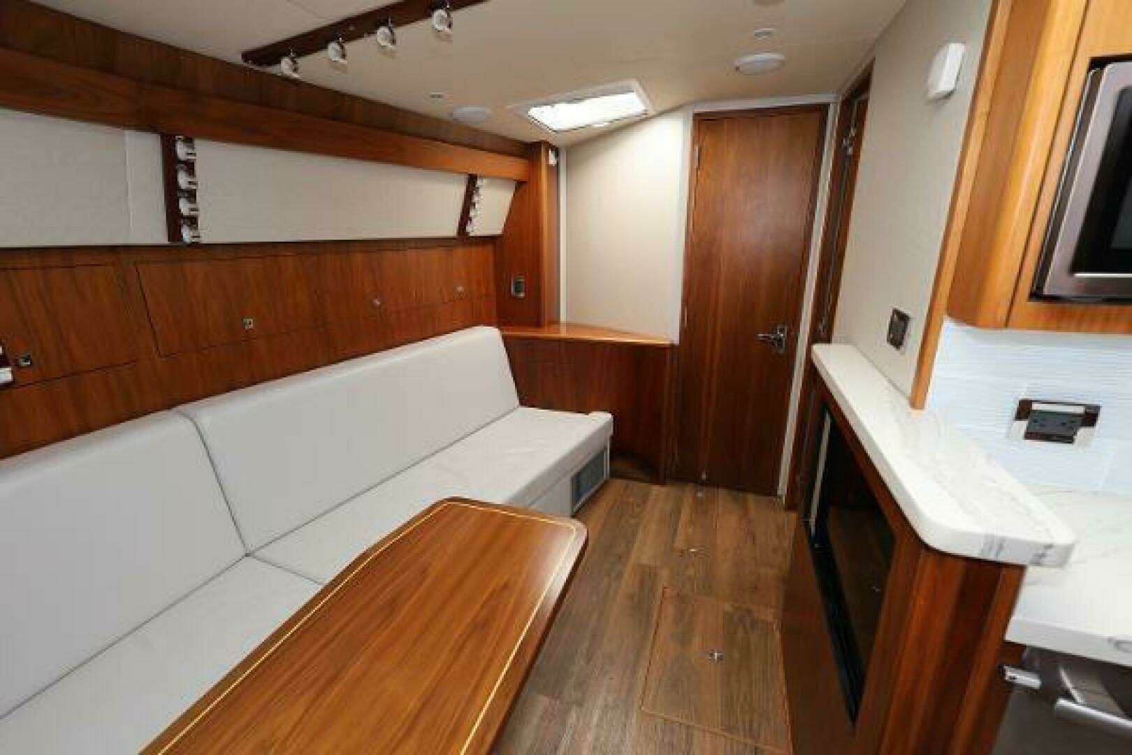 2018 Hatteras 45 Express Sportfish - Image 13