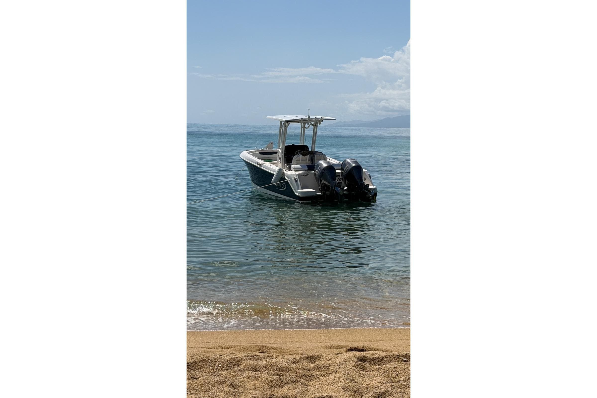 2019 Robalo R242 Center Console