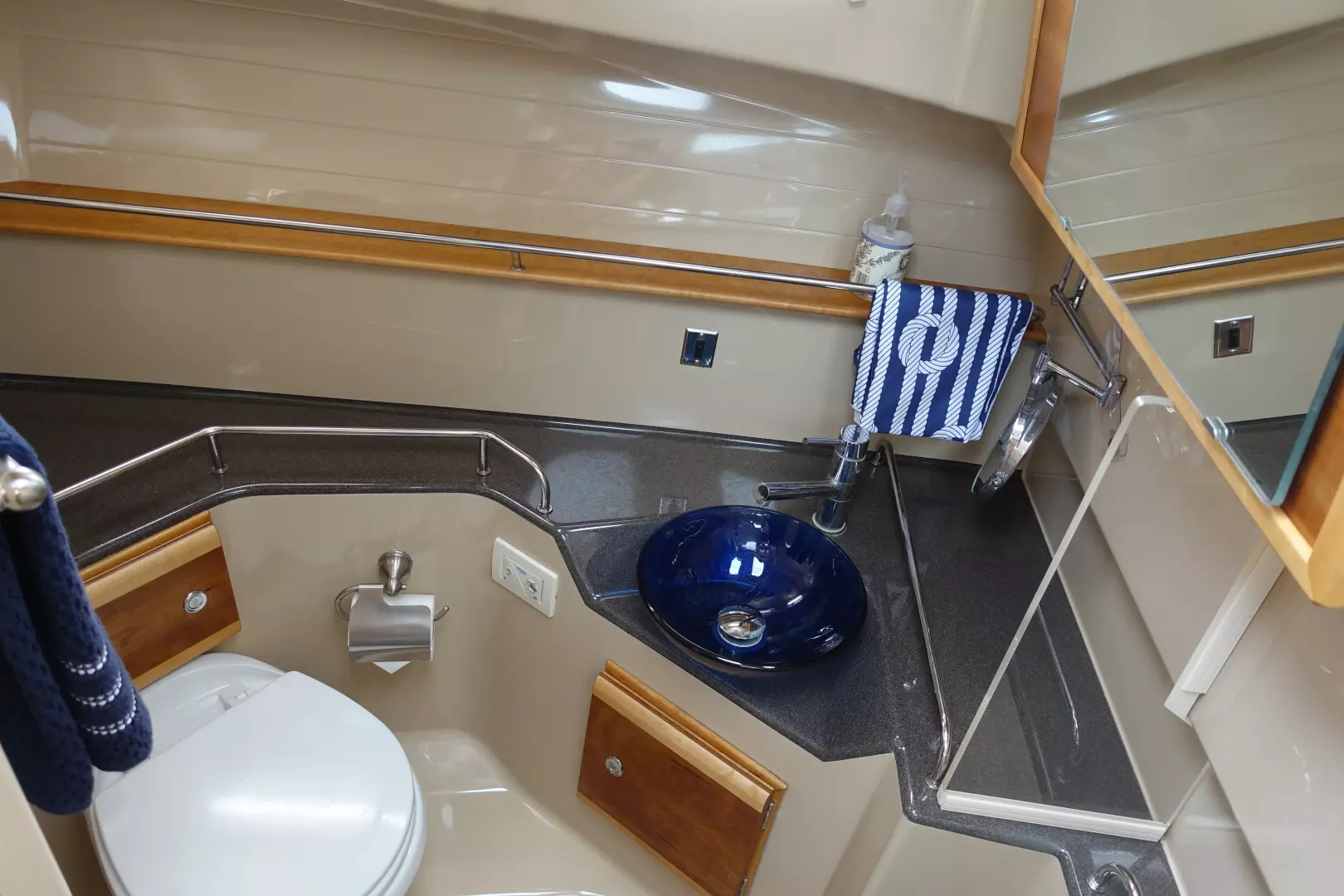2015 Cutwater 30 Sedan - Image 15
