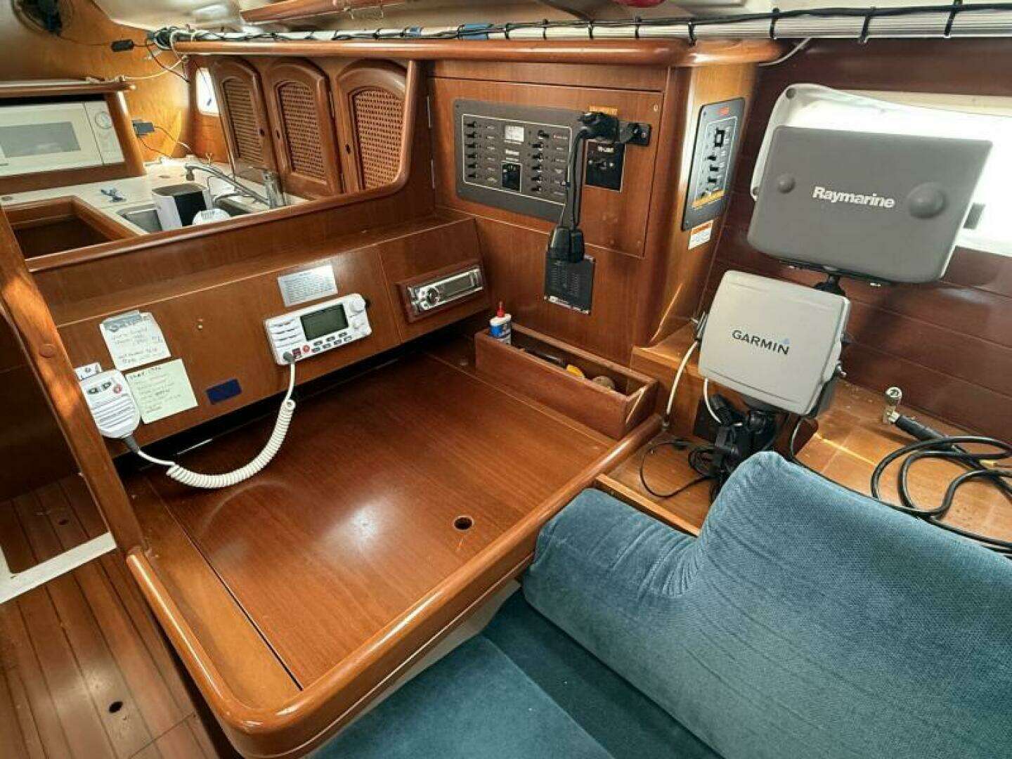 1998 Beneteau OCEANIS 352 - Image 33
