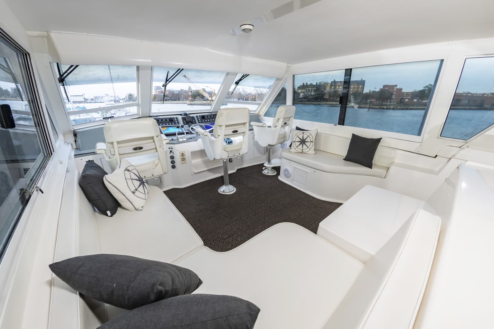 2000 Viking Cockpit Sport Yacht - Image 11