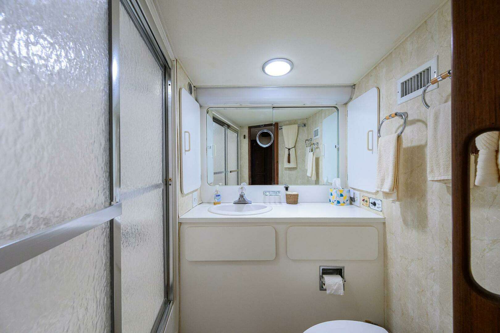 1987 Hatteras 63 Motor Yacht - Image 31