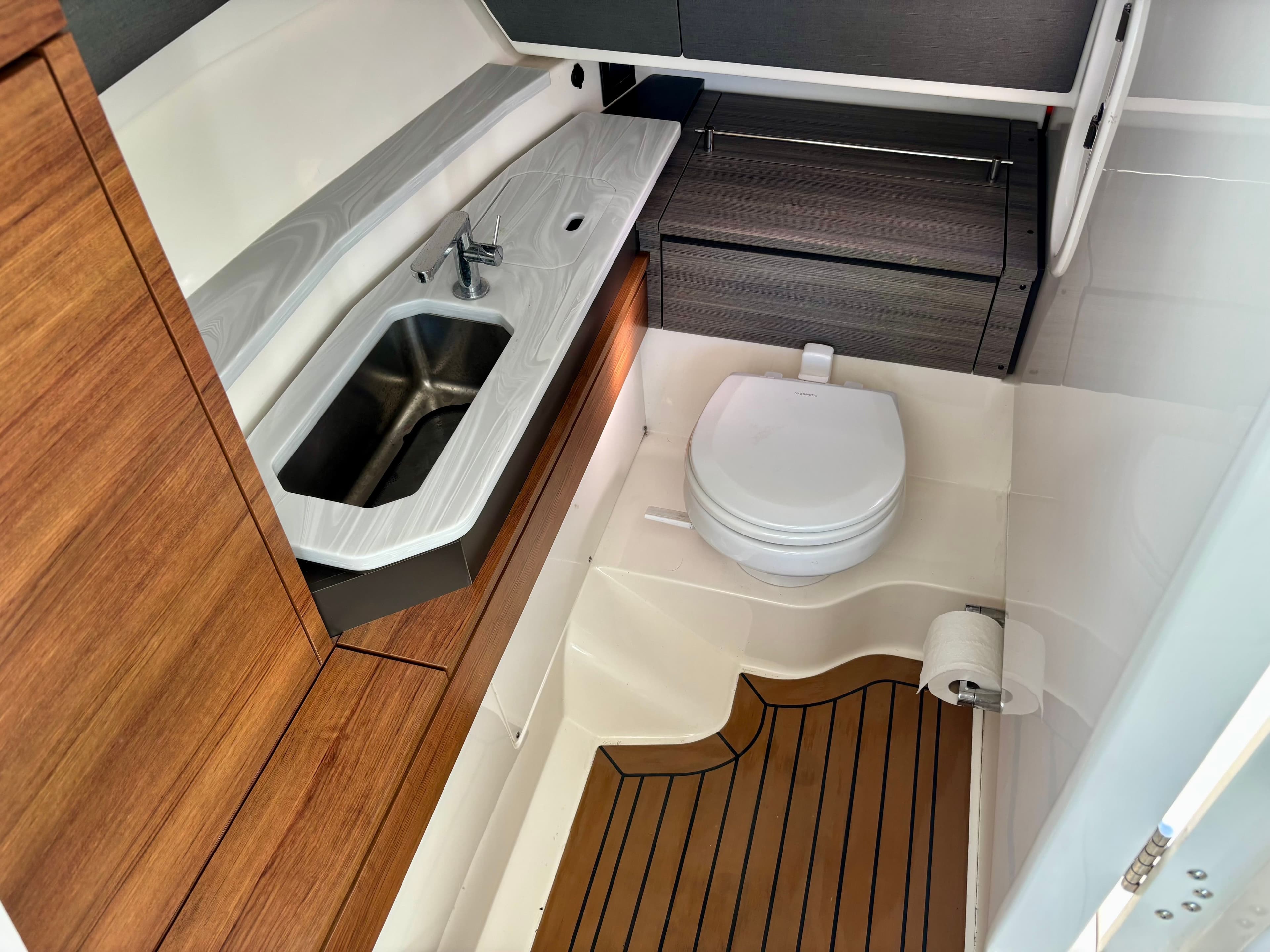 2021 TIARA YACHTS 34 LX - Image 17