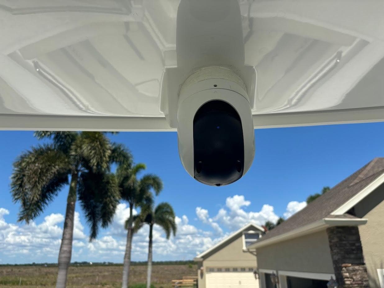 Blackfin 272 DC 2021 camera under boat roof, palm trees in background.