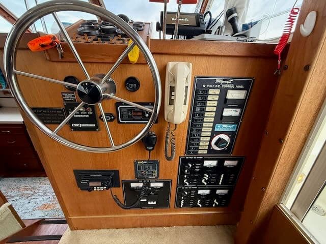 1985 Tollycraft 40 Sun Deck - 19