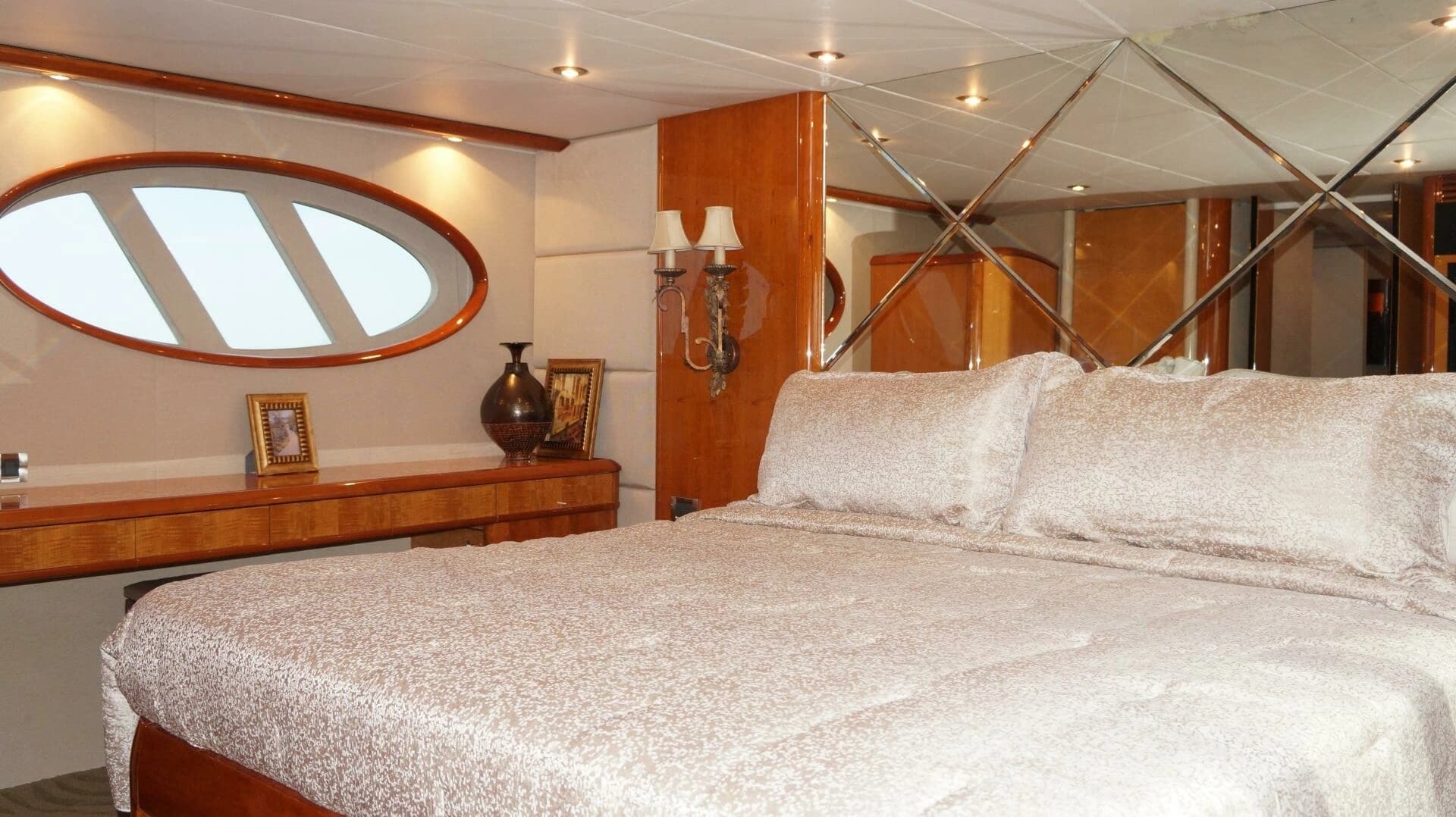 2007 Lazzara Yachts 74 Motor Yacht - Image 40