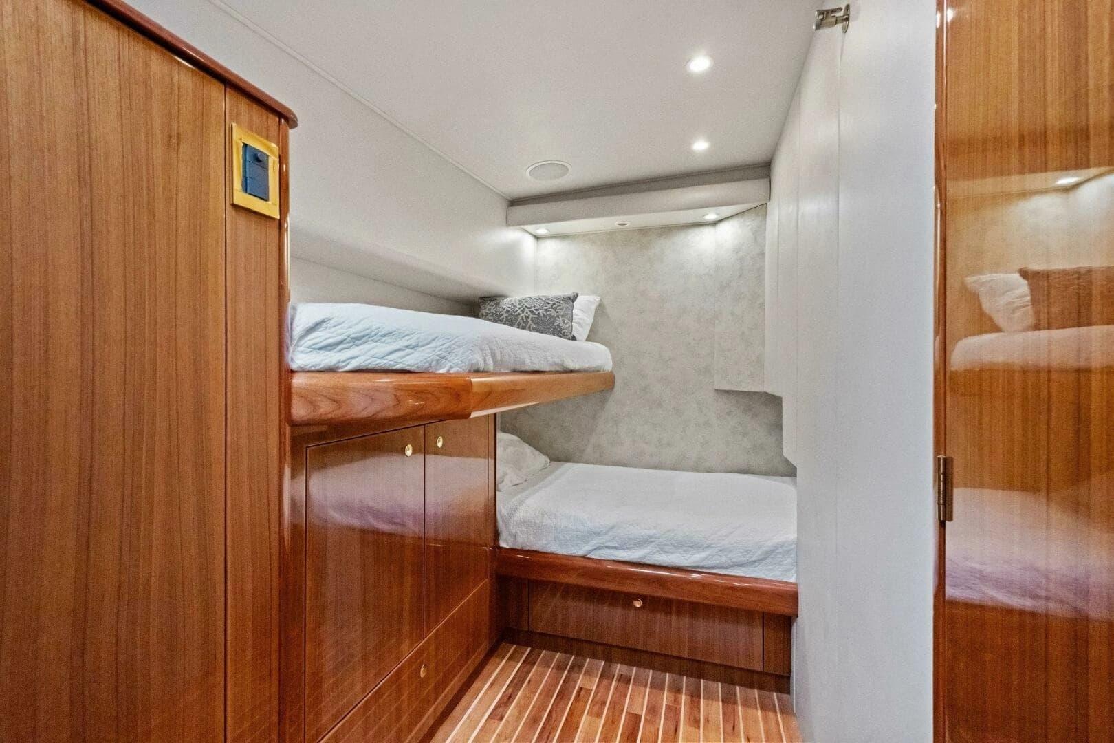 2006 Viking 56 Convertible - Image 29