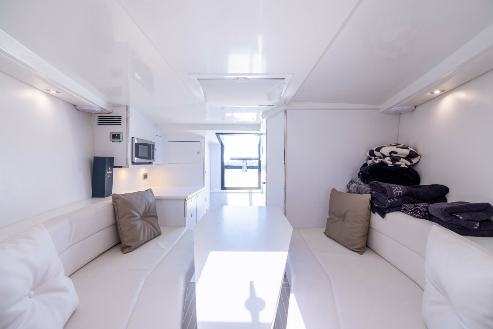 2016 VanDutch VanDutch 40 - Image 23