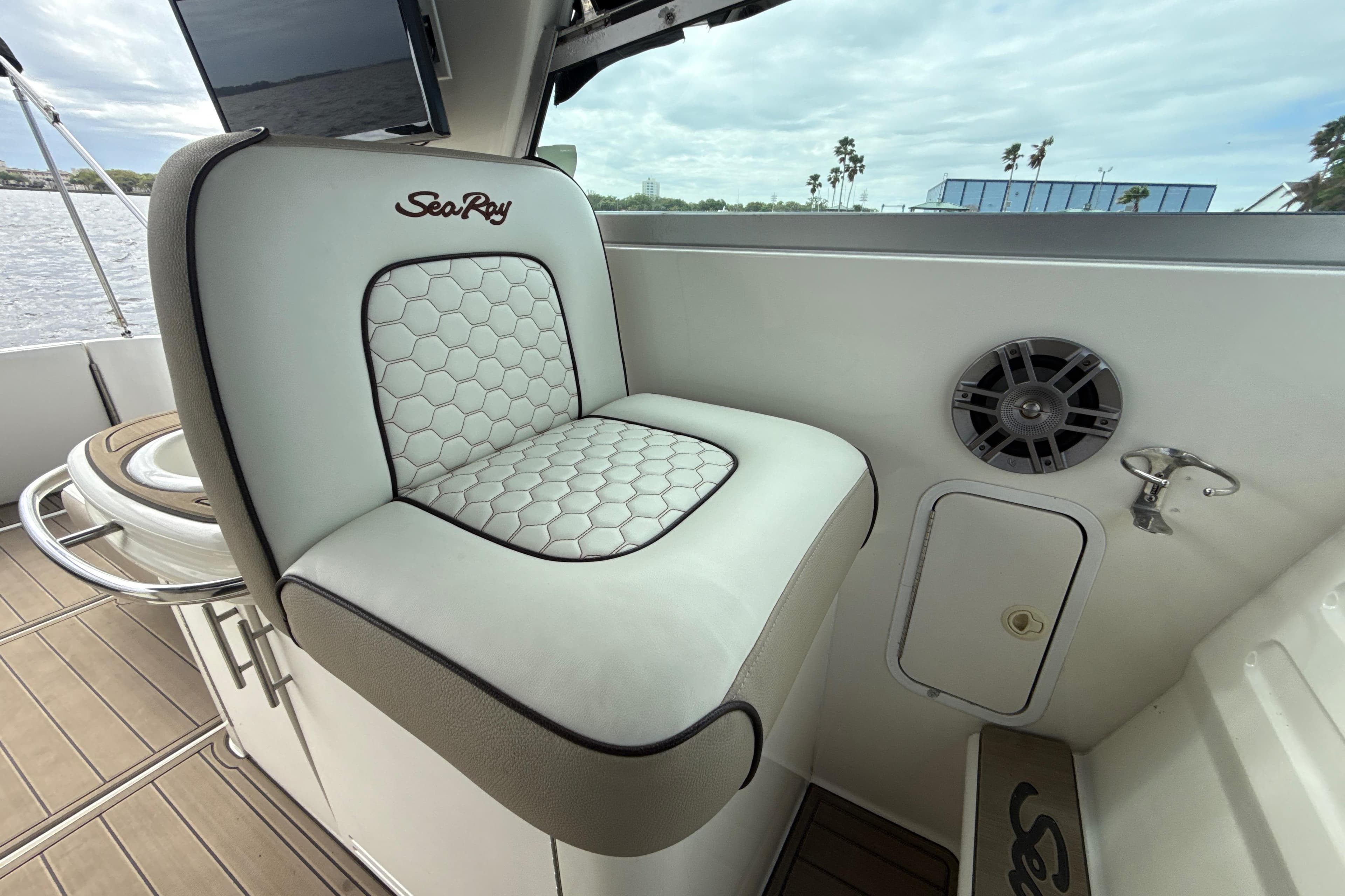 Luxurious seating on a 1995 Sea Ray Sundancer 370 yacht with elegant design details.
