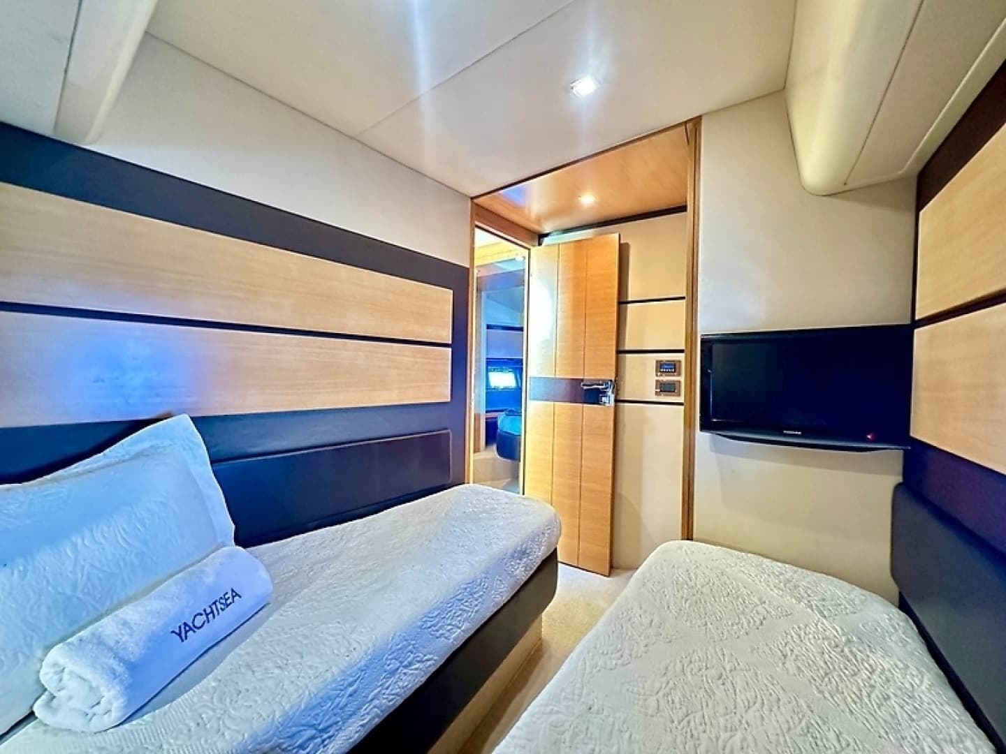 2011 Azimut FlyBridge - Image 29