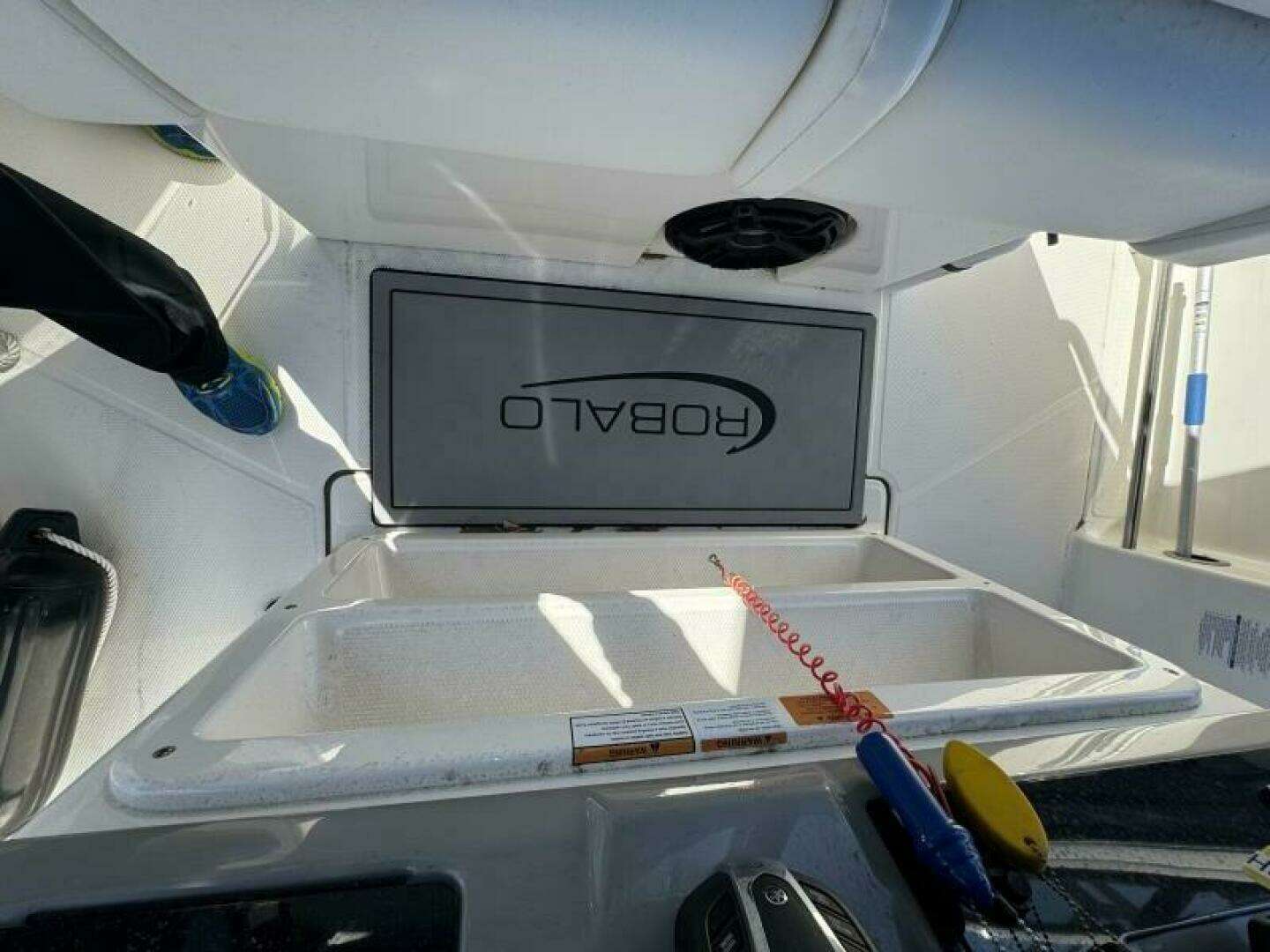 2023 Robalo R270 Center Console - Image 29