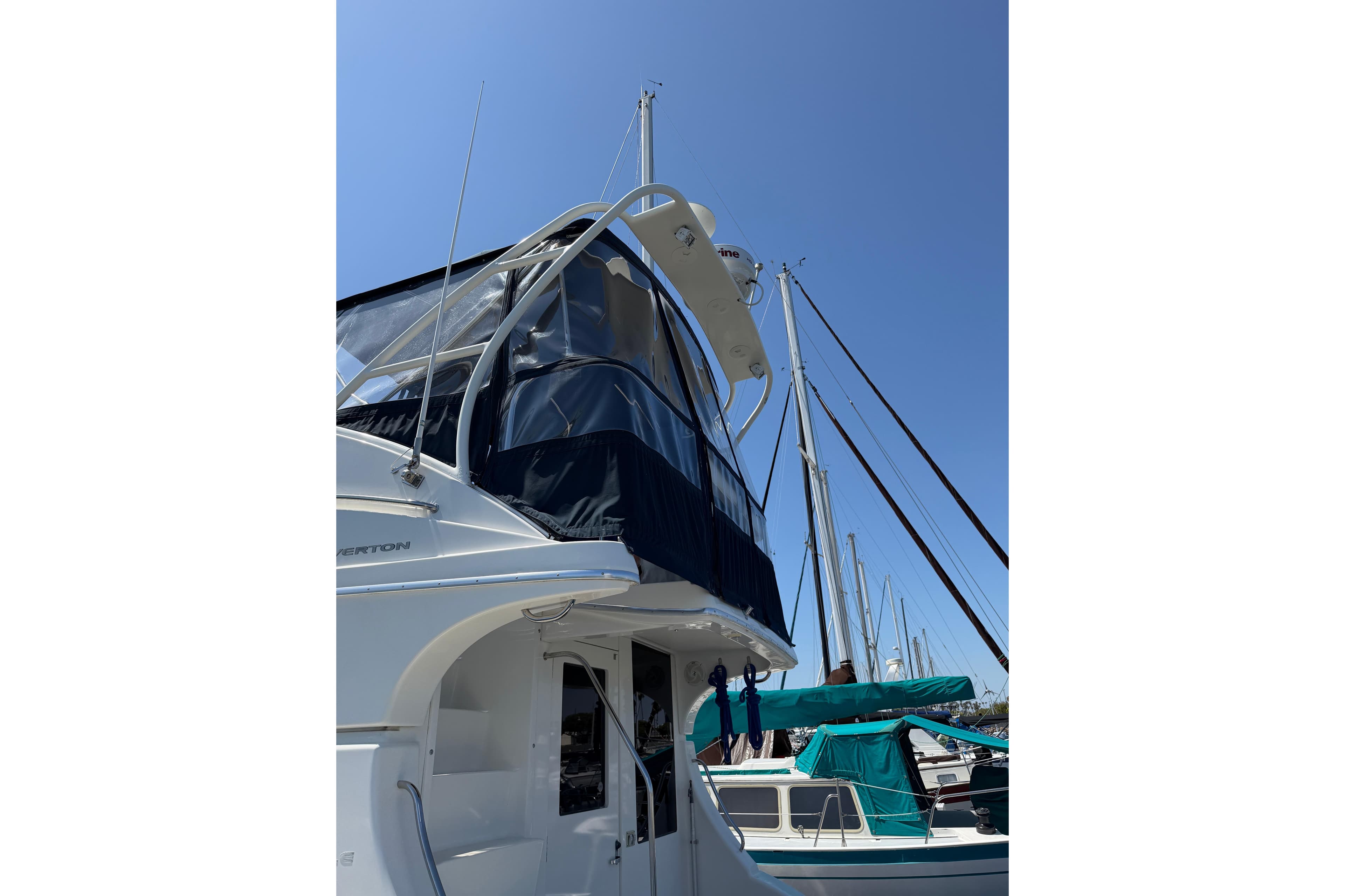2007 Silverton 33 Convertible yacht docked under clear blue sky.