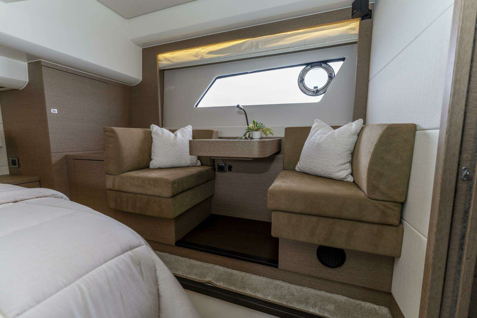 2018 Prestige 560 - Image 45
